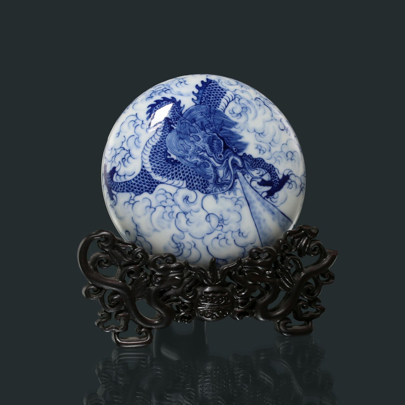 Blue and white porcelain water container/seal box/dish with dragon design