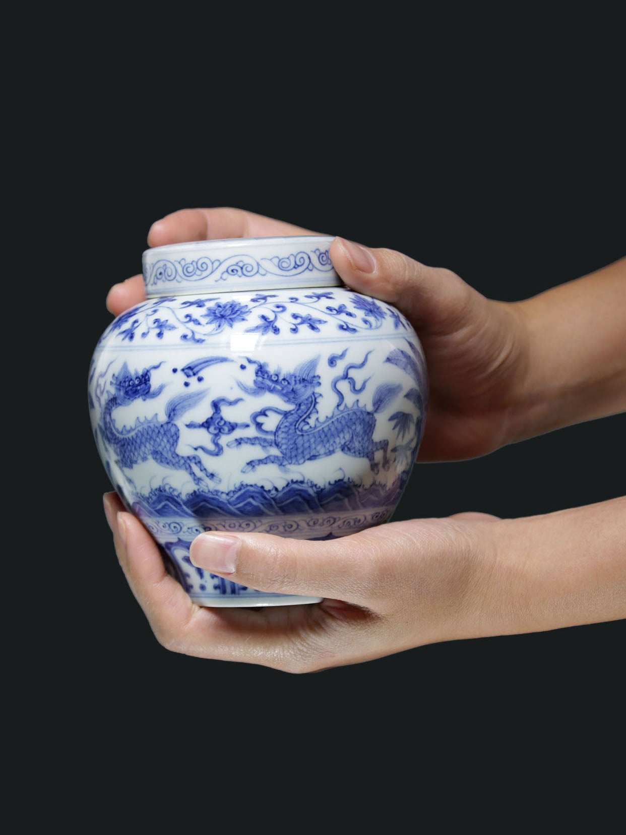 Blue and white porcelain tea canister with a kylin design