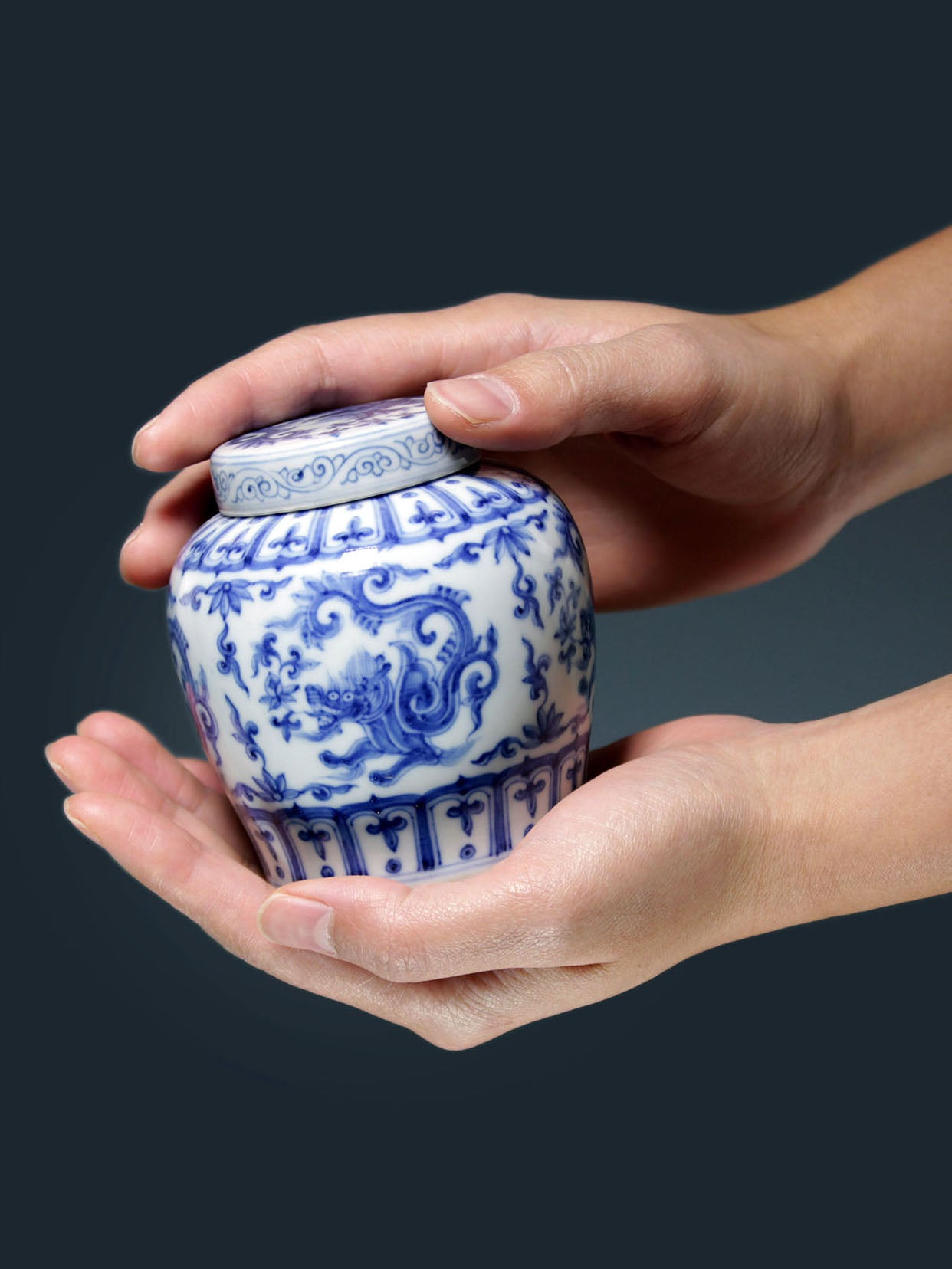 Blue and white porcelain tea canister with dragon design