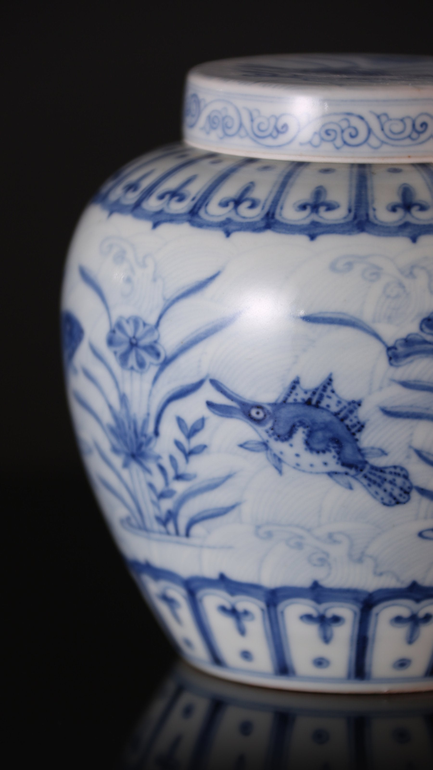 Blue and white algae pattern tea caddy