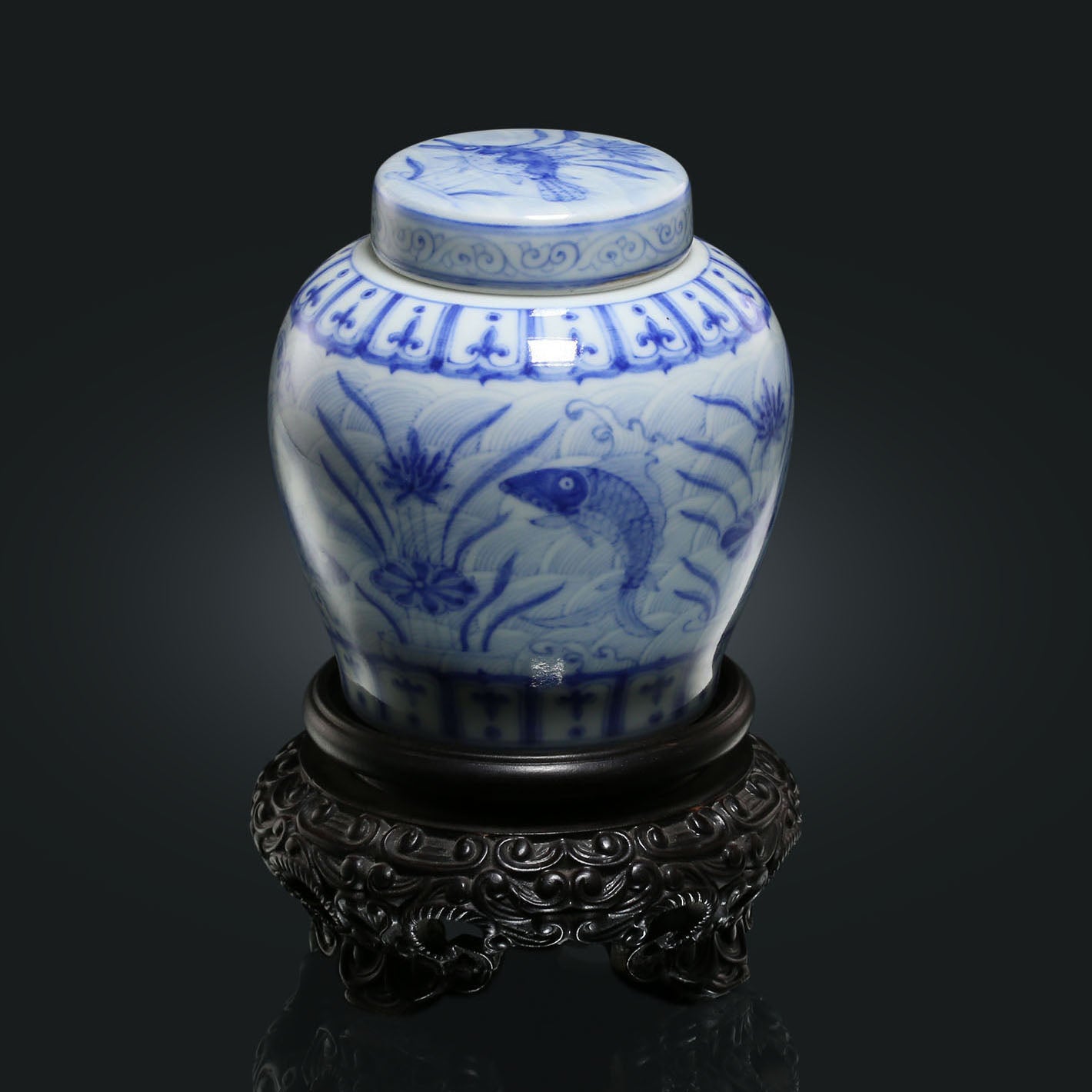Blue and white algae pattern tea caddy