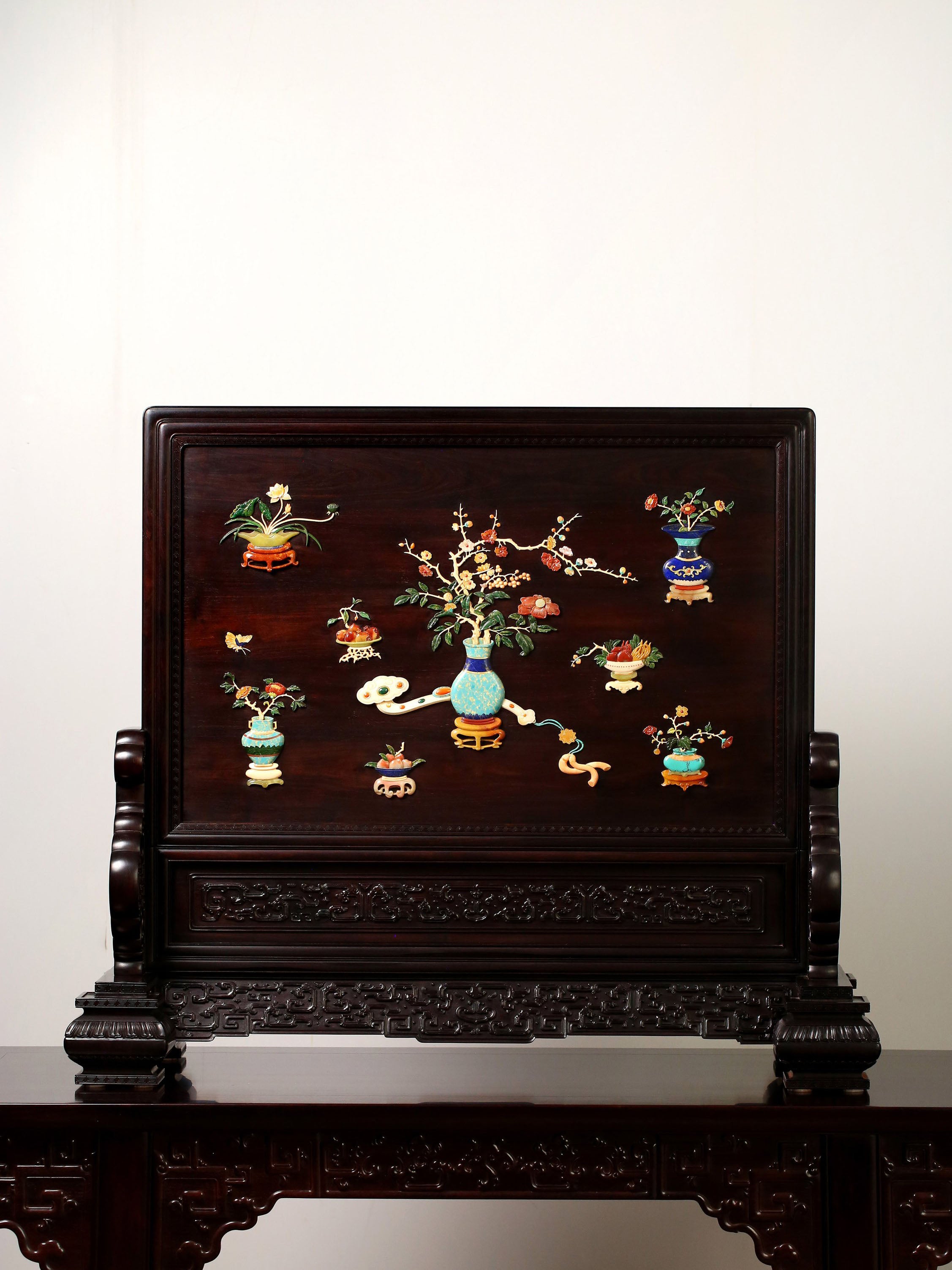 Large square screen inlaid with precious materials for good fortune and peace
