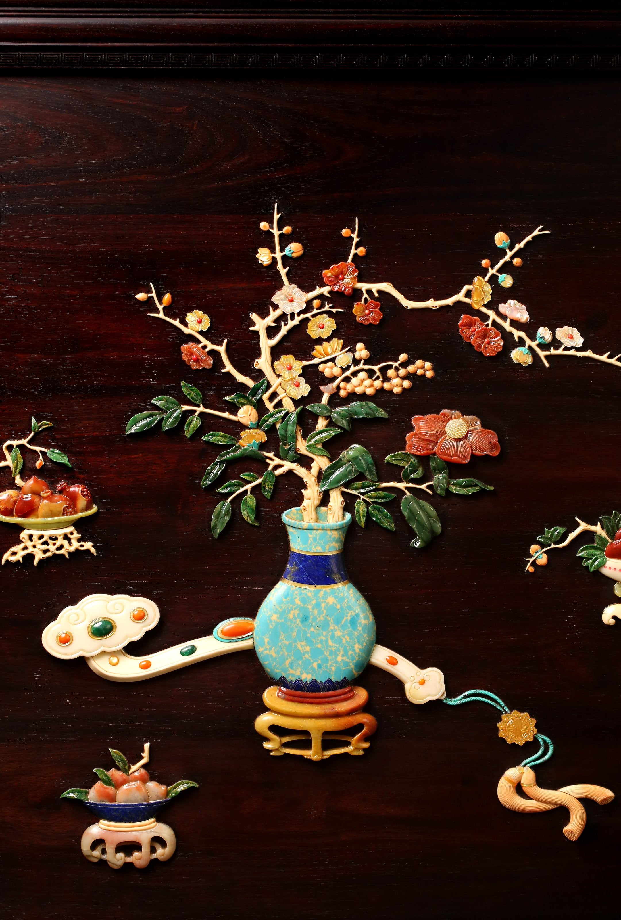 Large square screen inlaid with precious materials for good fortune and peace