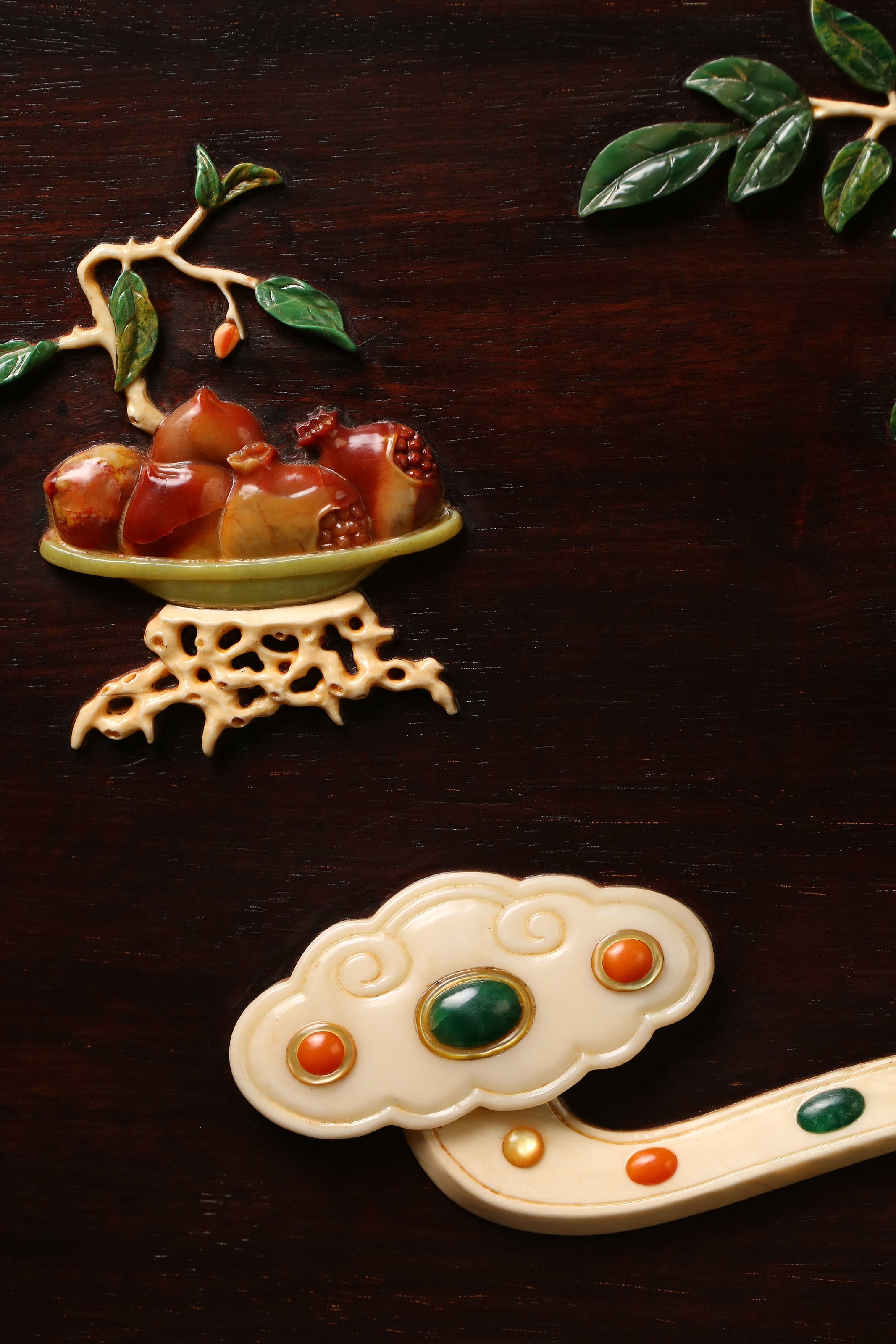 Large square screen inlaid with precious materials for good fortune and peace