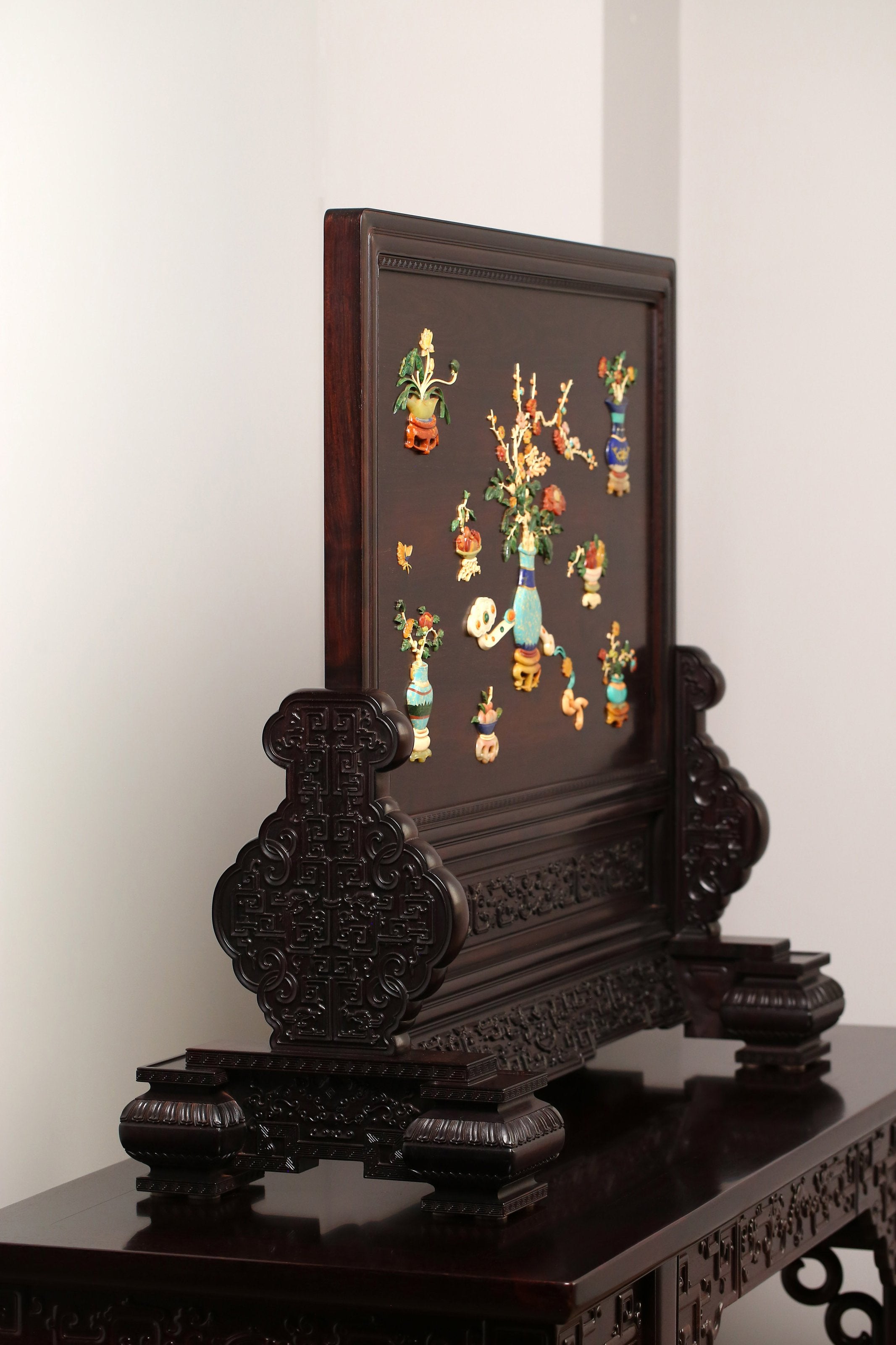 Large square screen inlaid with precious materials for good fortune and peace