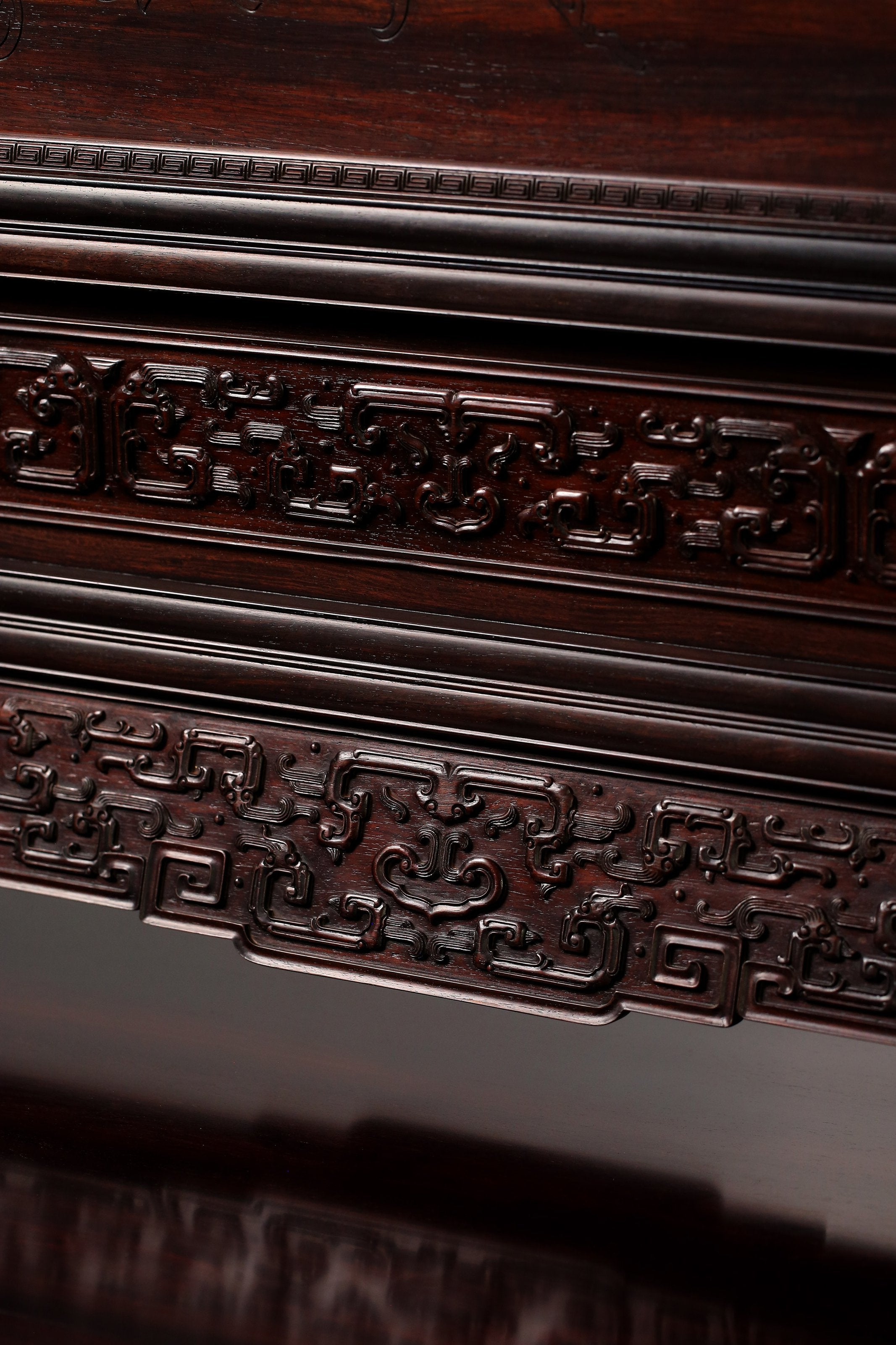 Large square screen inlaid with precious materials for good fortune and peace