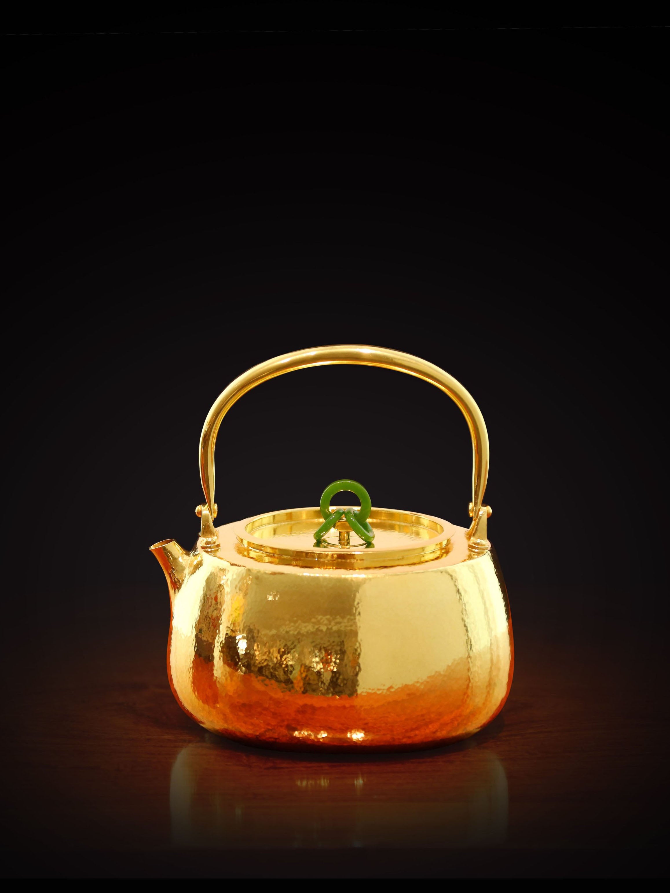 A piece of jade from the Three Rings was used to make a pure gold and silver plated teapot.
