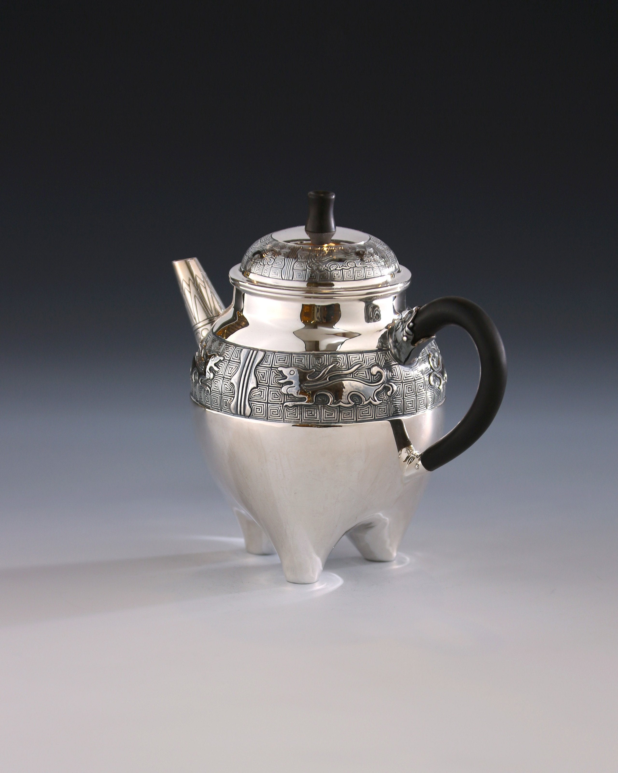 Three-legged teapot with taotie pattern