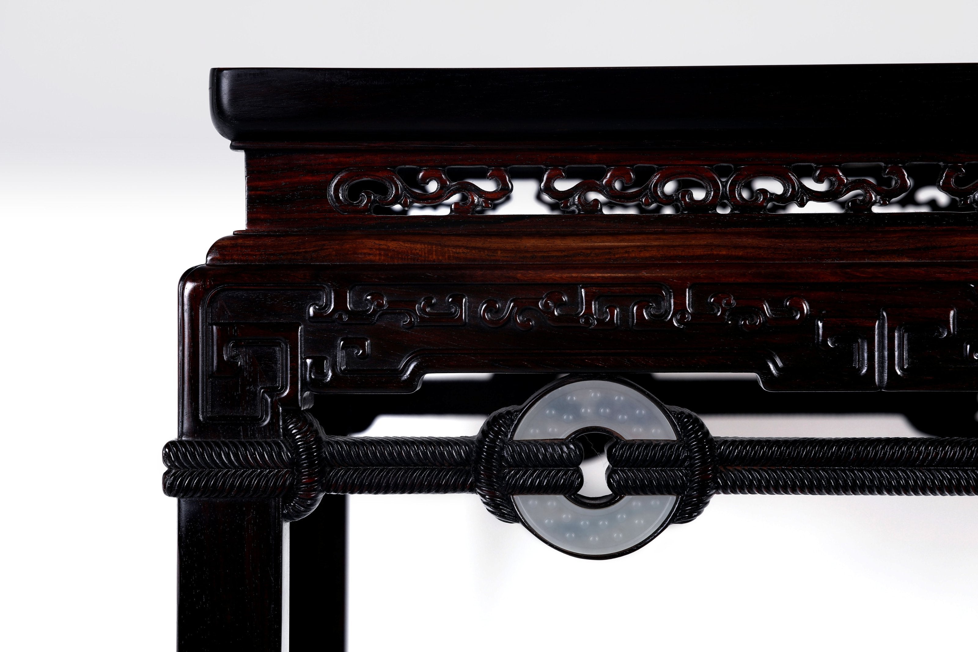 Rope-drawn jade disc pattern horseshoe-foot table