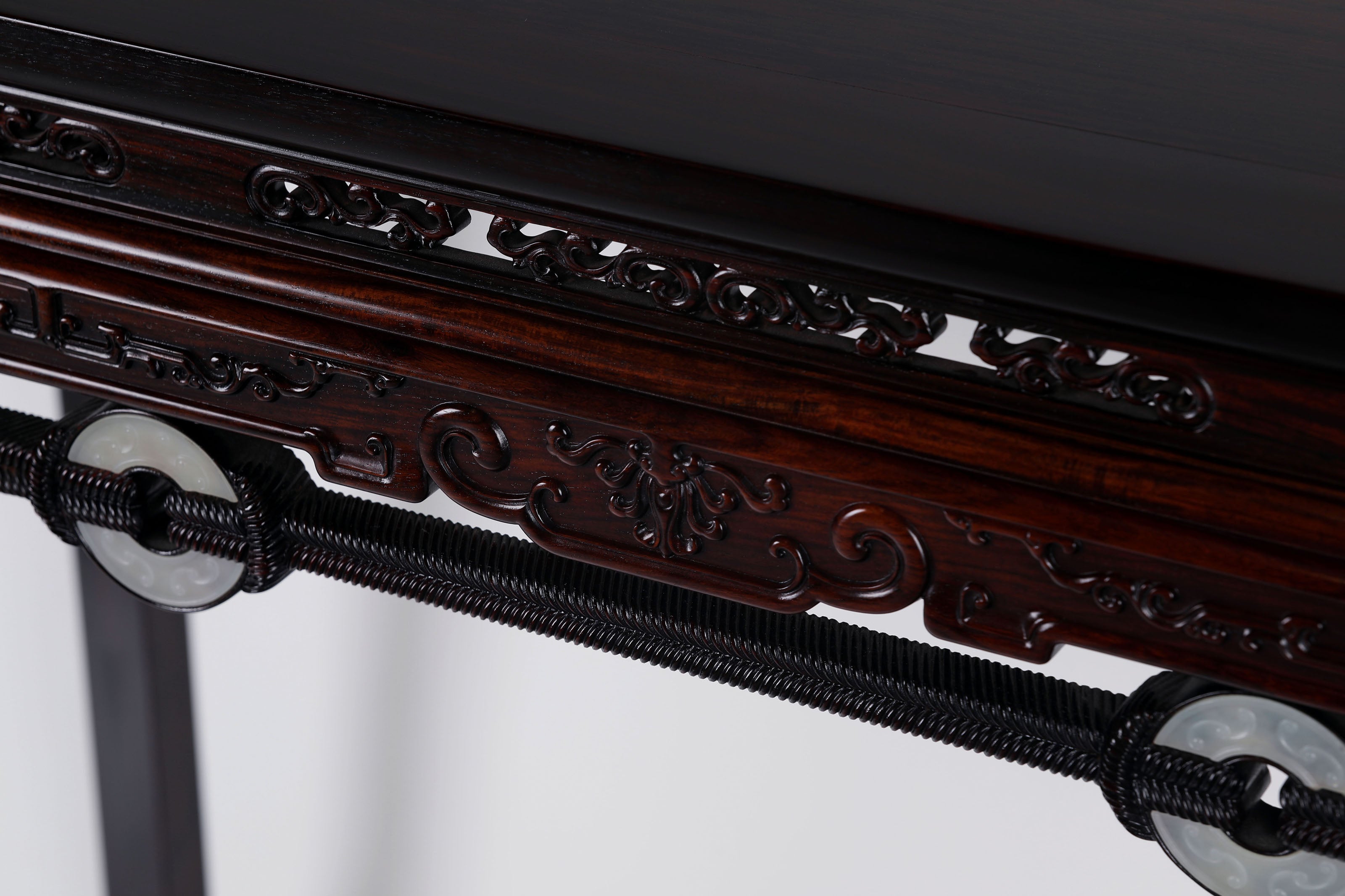 Rope-drawn jade disc pattern horseshoe-foot table