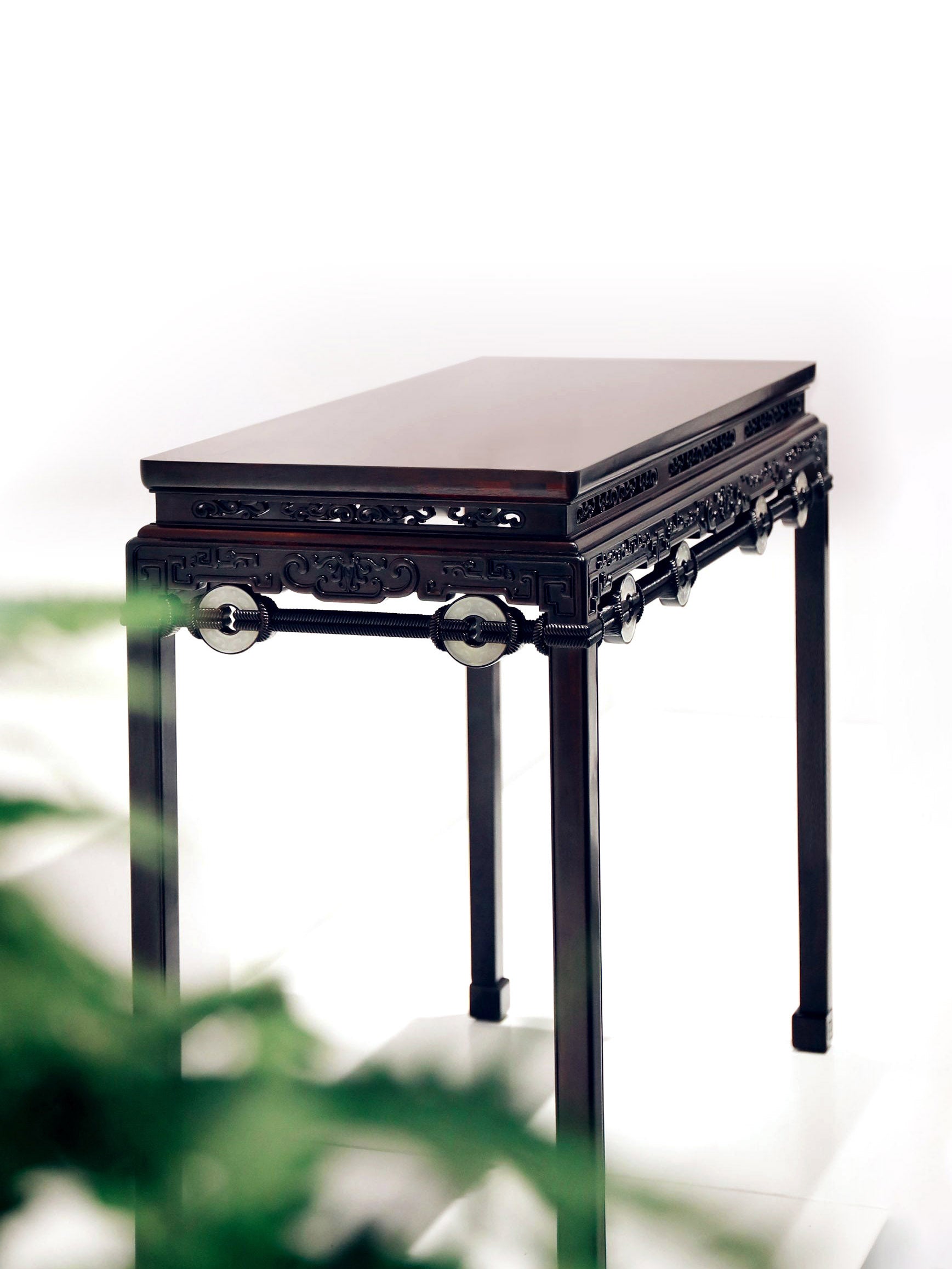 Rope-drawn jade disc pattern horseshoe-foot table