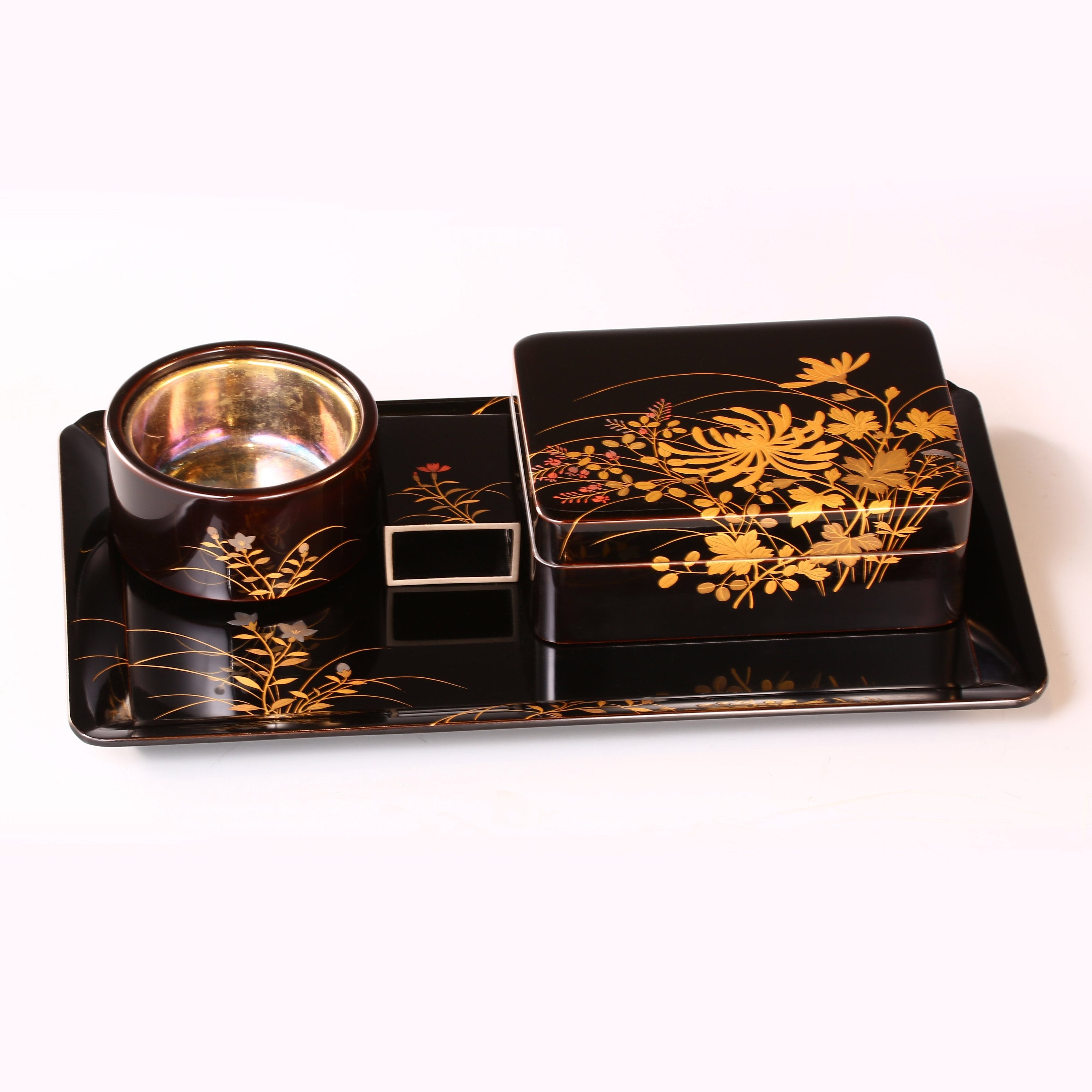 Floral and herb-themed smoking set made before 1940