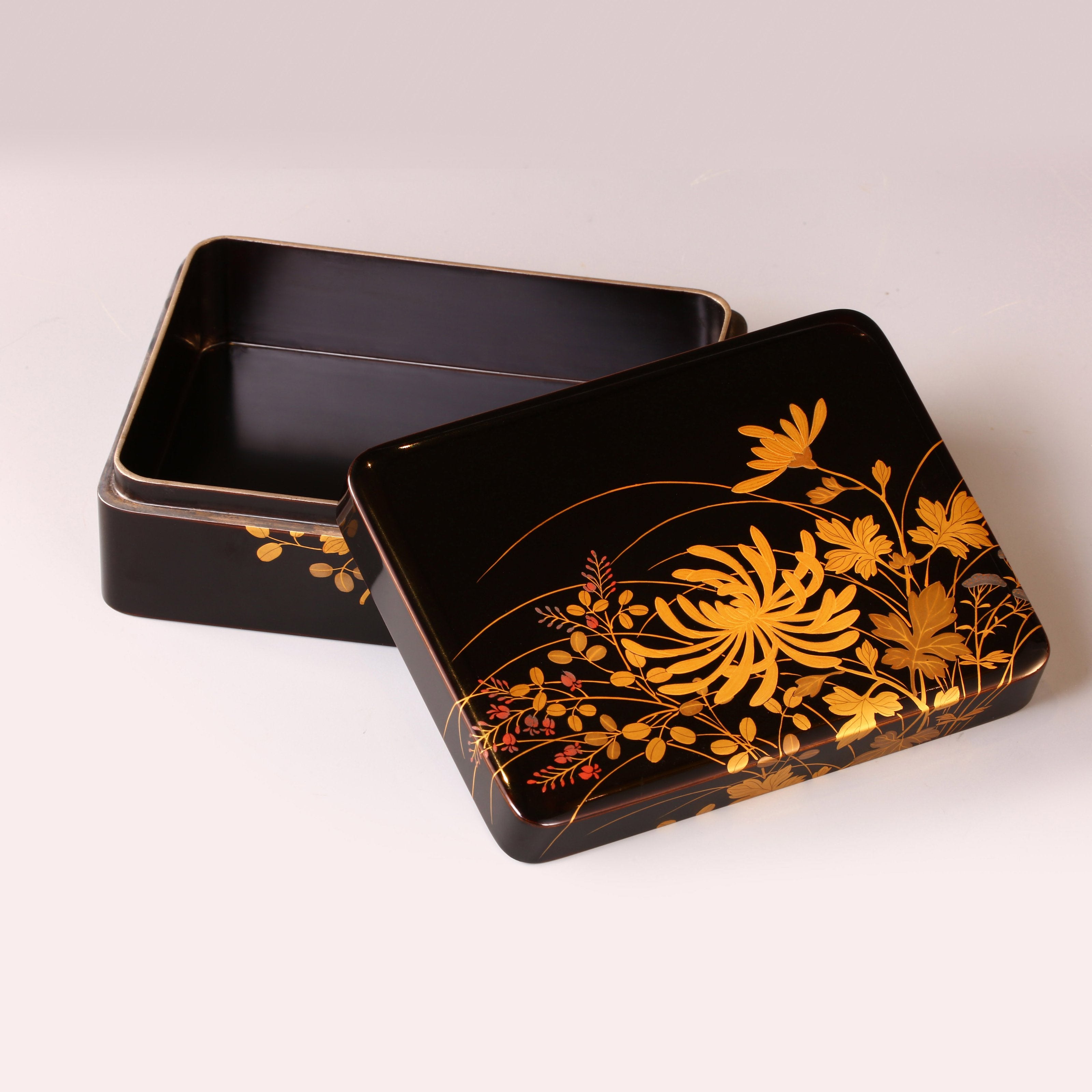 Floral and herb-themed smoking set made before 1940