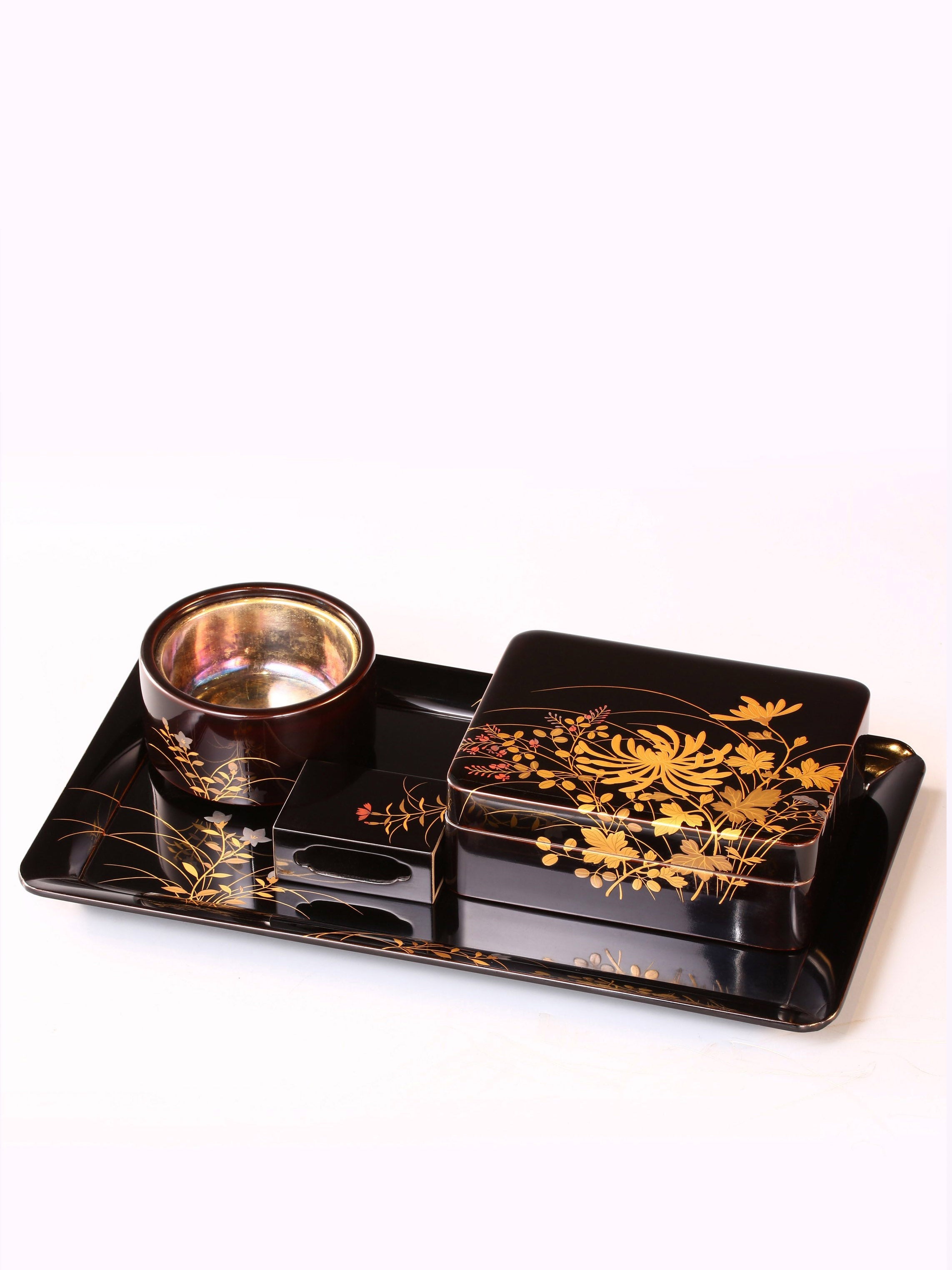 Floral and herb-themed smoking set made before 1940