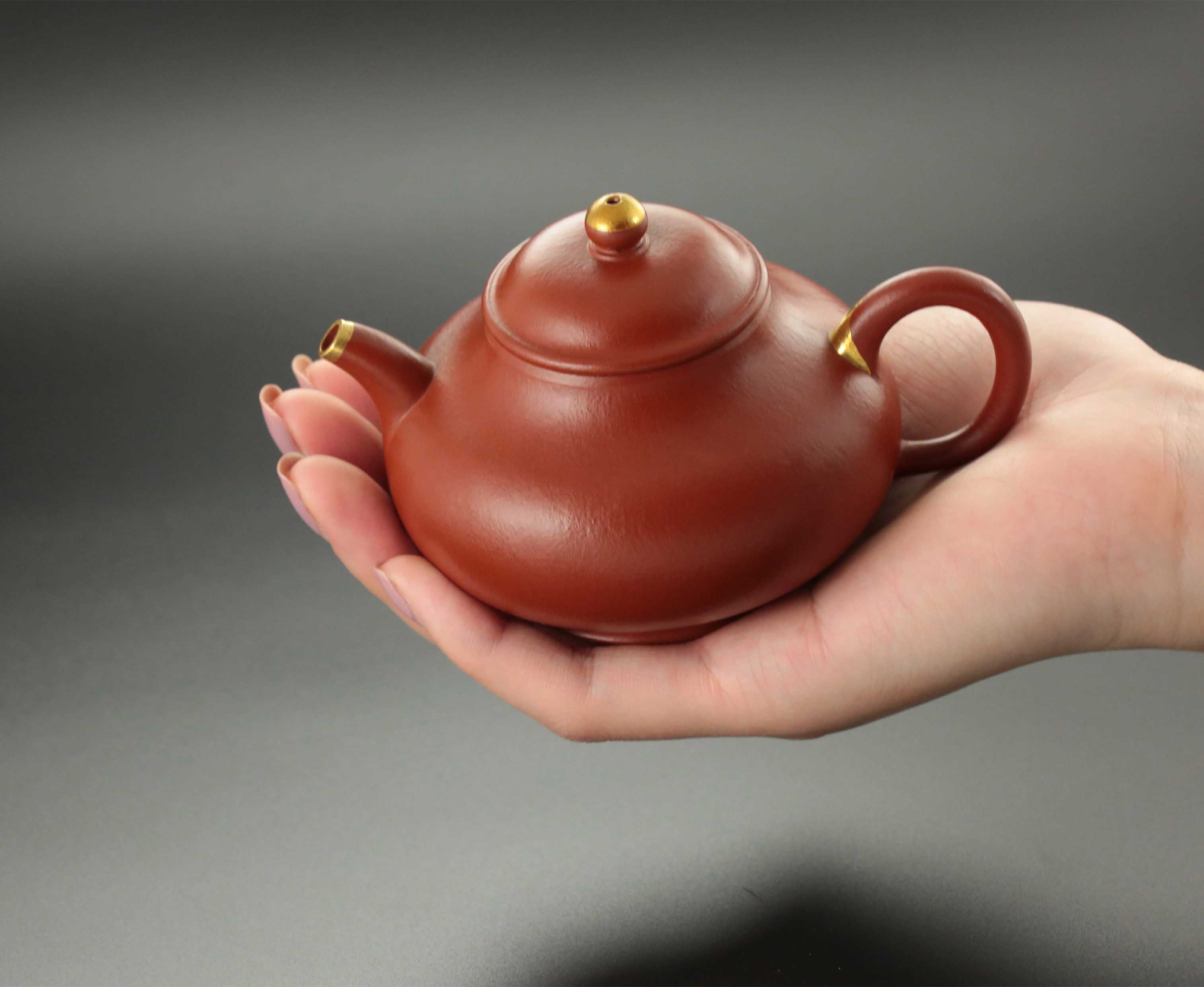 Gold-decorated Pan teapot - Small coal kiln red clay