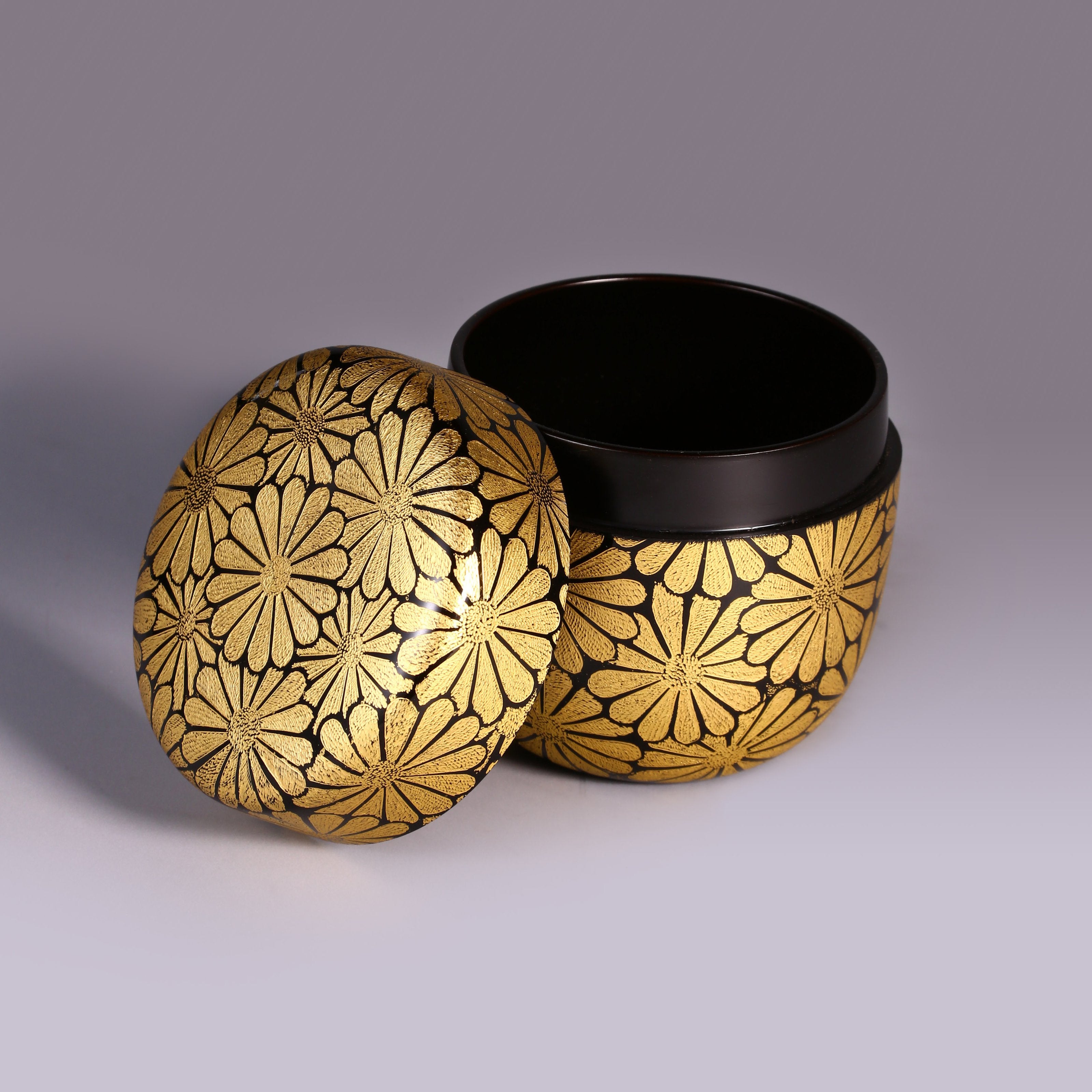 Golden Autumn in October – Wajima-style Chrysanthemum Pattern Sun-Gold Tea Dates