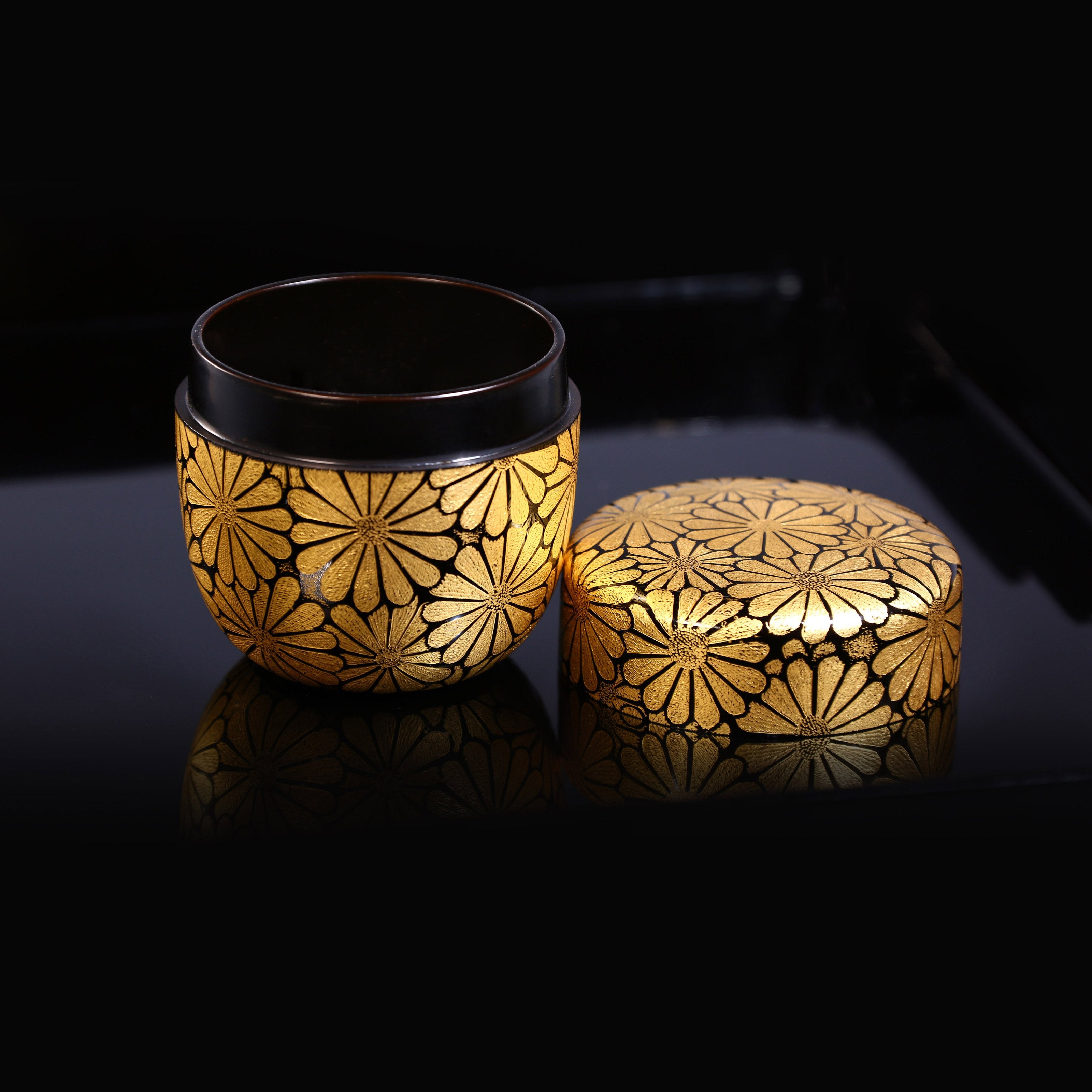 Golden Autumn in October – Wajima-style Chrysanthemum Pattern Sun-Gold Tea Dates