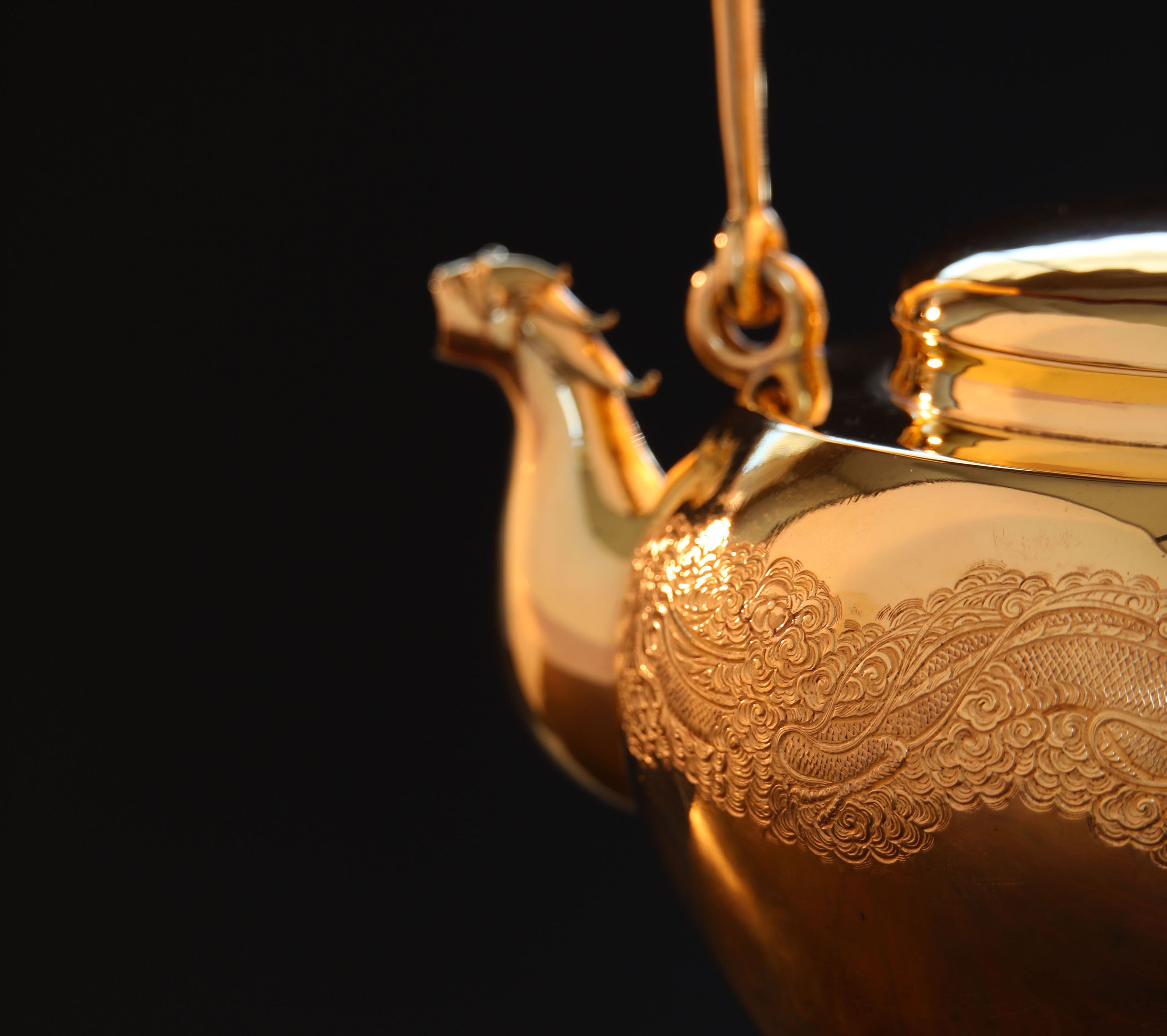 Gold-plated teapot with beast-shaped mouth and cloud dragon design in pure gold and pure silver