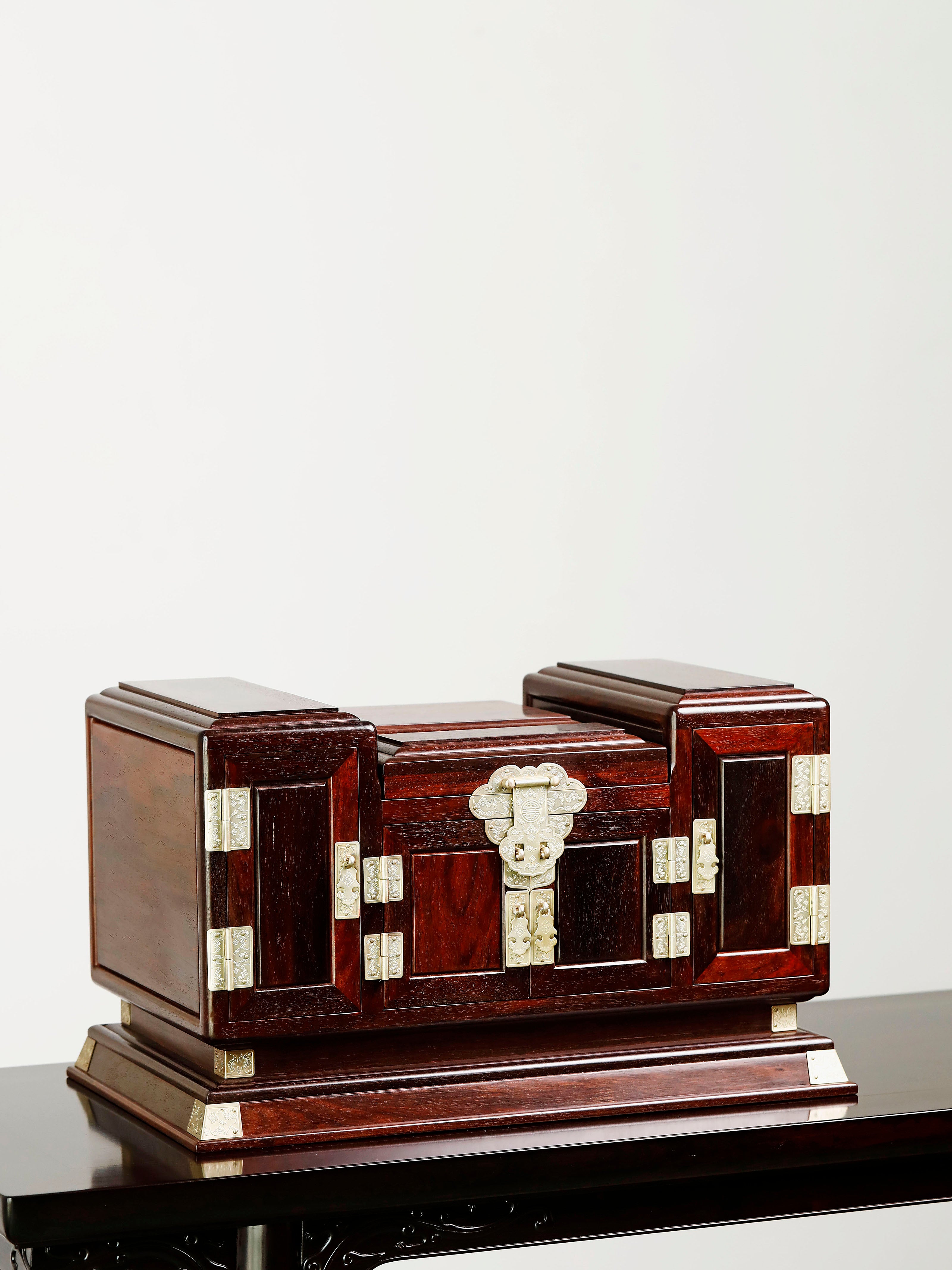 Small-leaf sandalwood jewelry dressing box