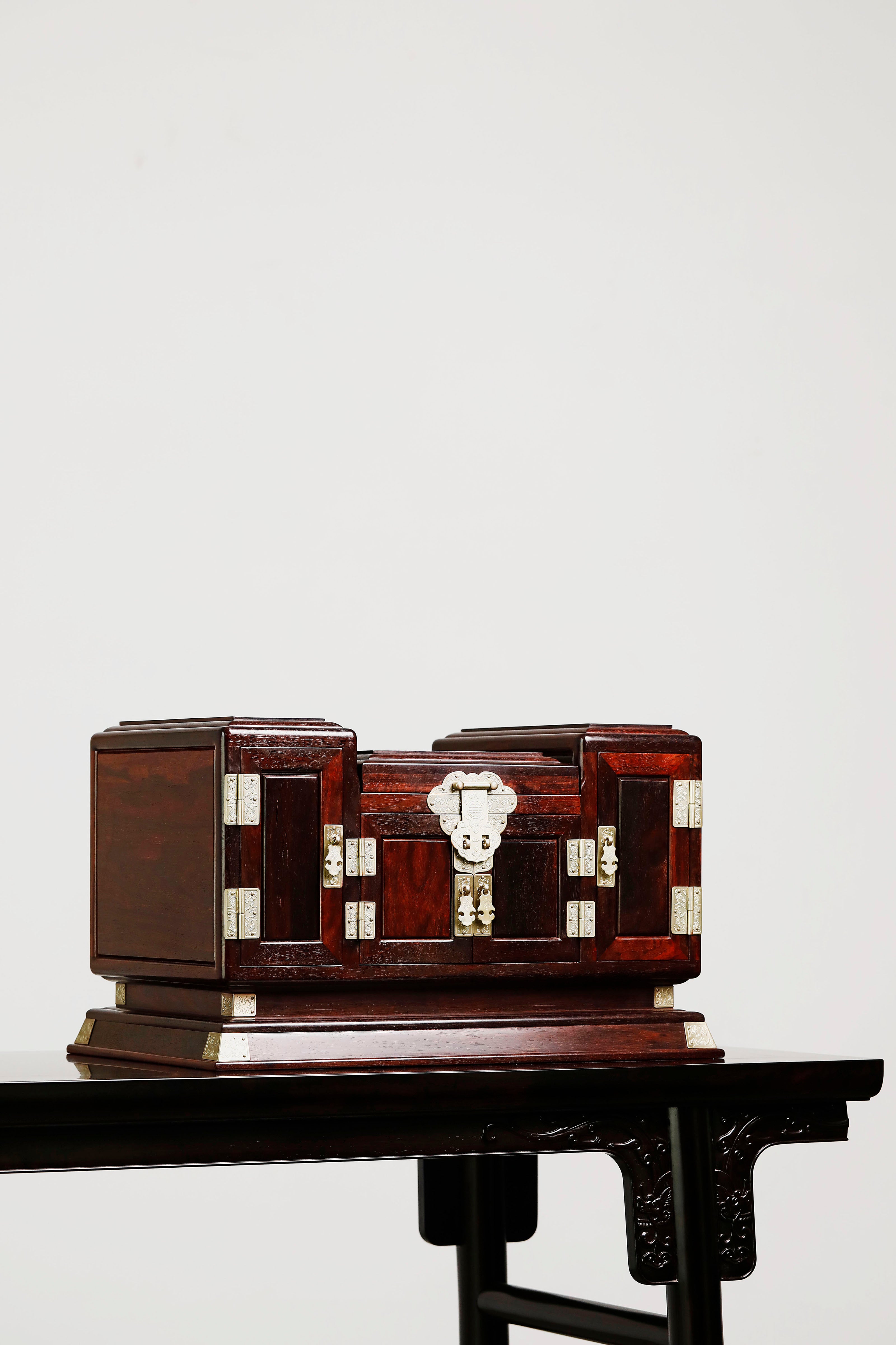 Small-leaf sandalwood jewelry dressing box