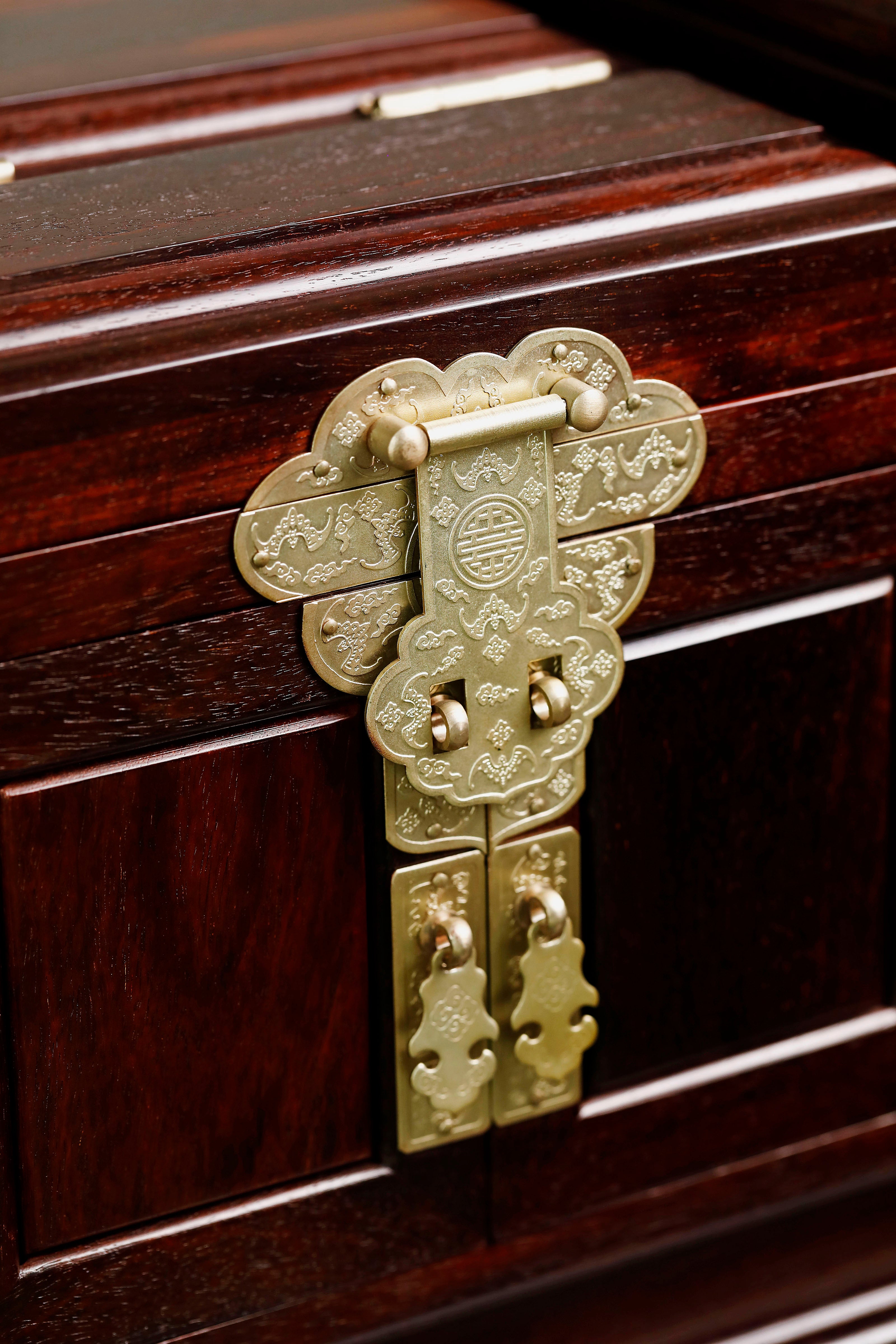 Small-leaf sandalwood jewelry dressing box