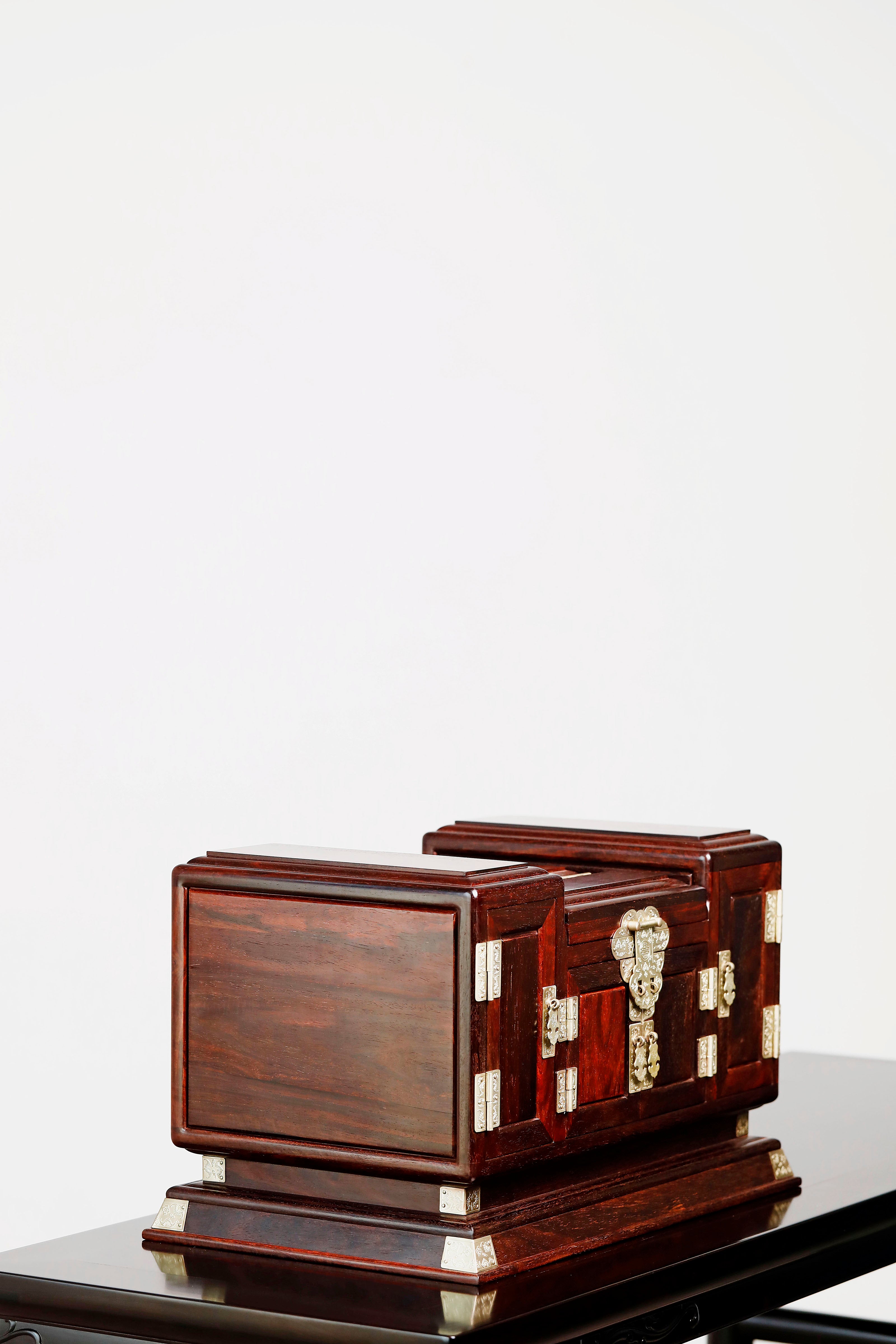 Small-leaf sandalwood jewelry dressing box