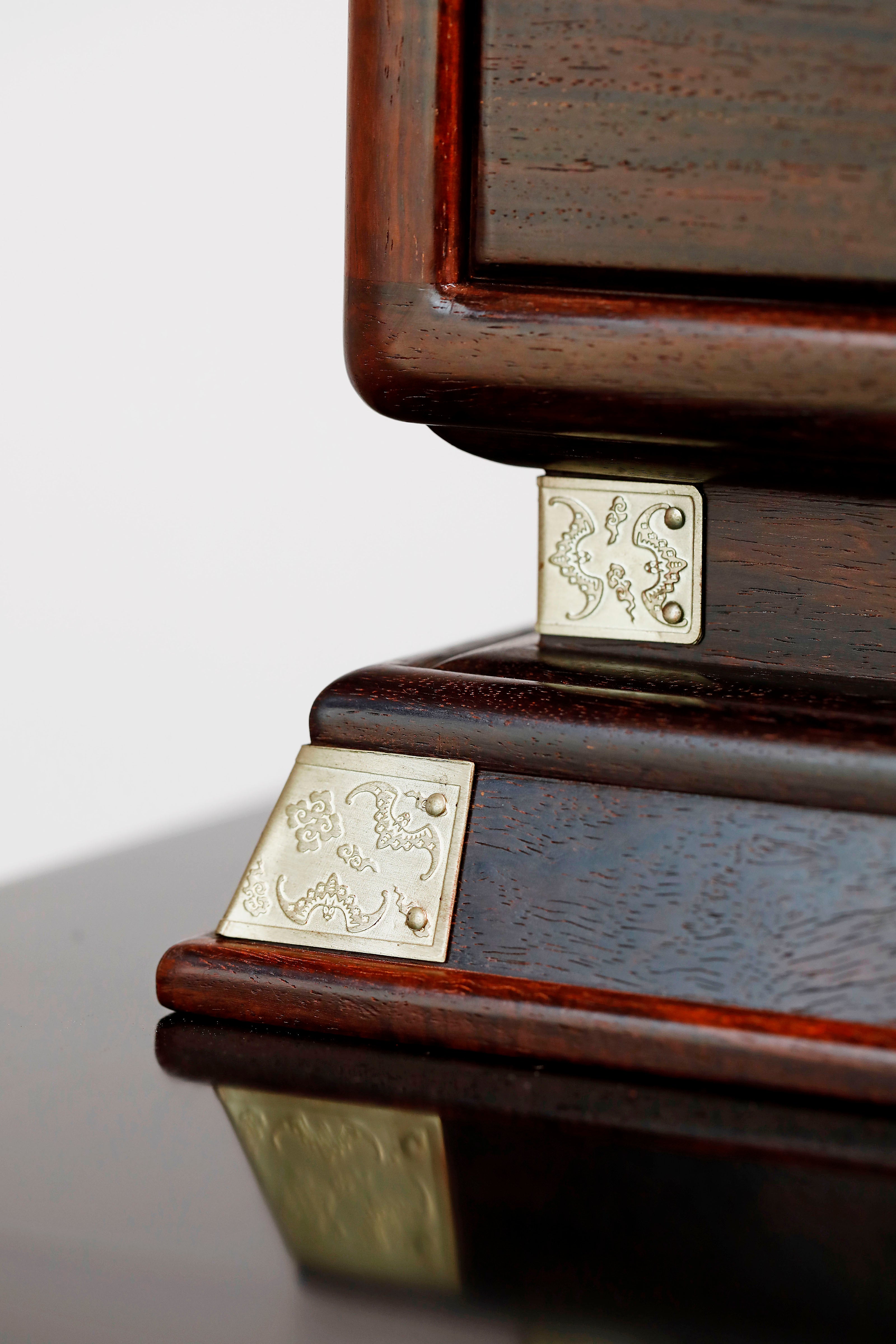 Small-leaf sandalwood jewelry dressing box