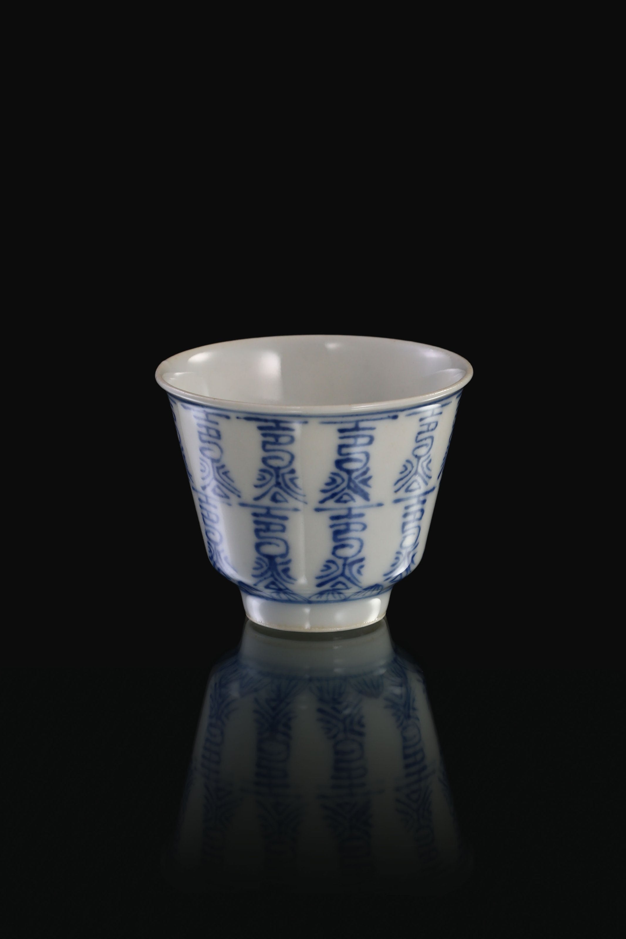 Blue and white porcelain cup with the character "寿" (longevity) / Blue and white porcelain cup with poems