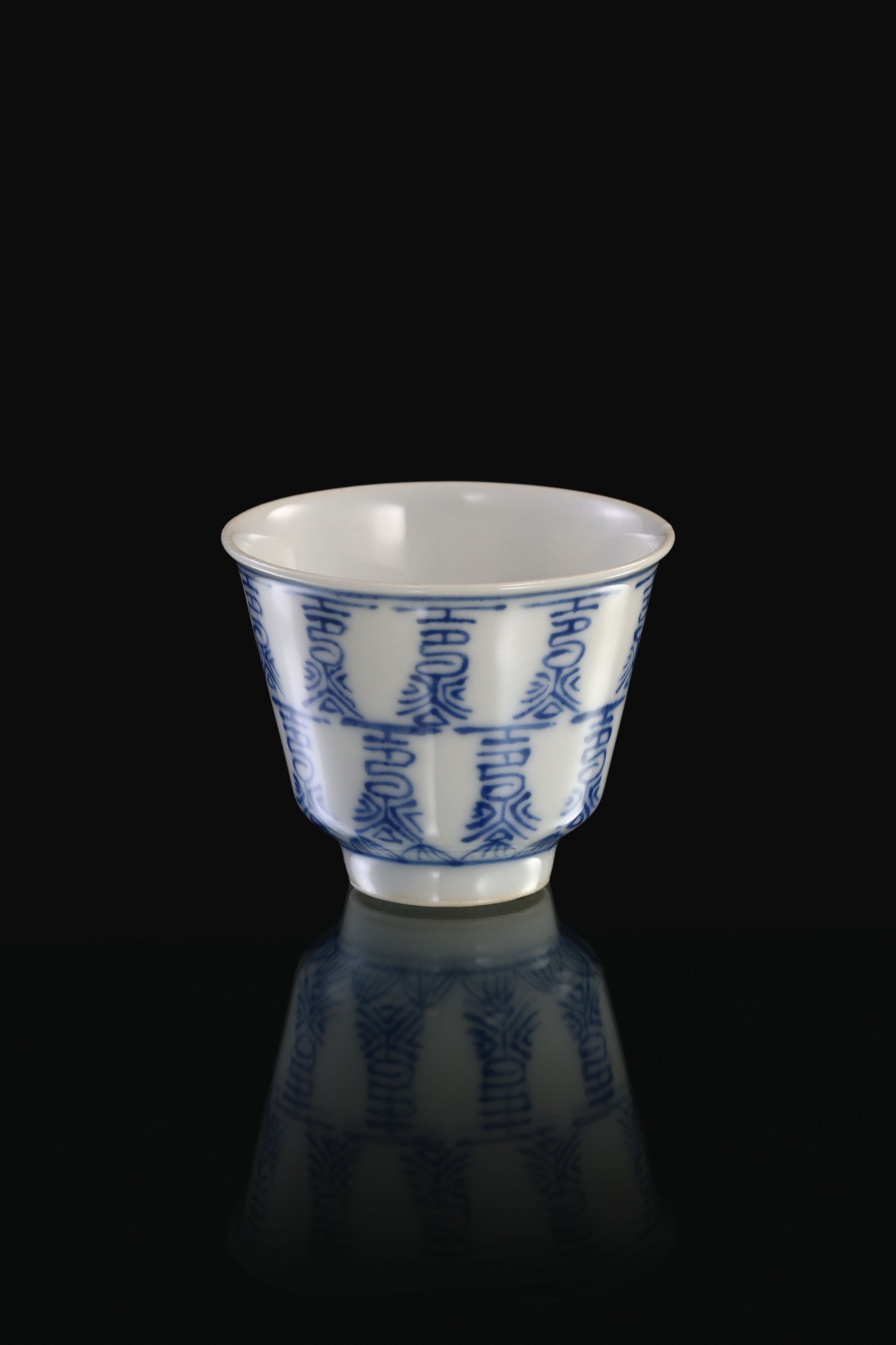 Blue and white porcelain cup with the character "寿" (longevity) / Blue and white porcelain cup with poems