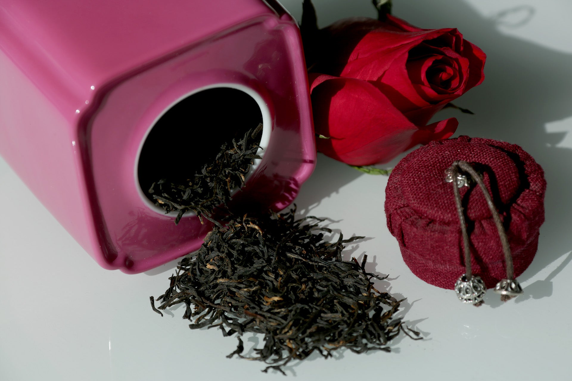 Square cloud-shaped rouge jar