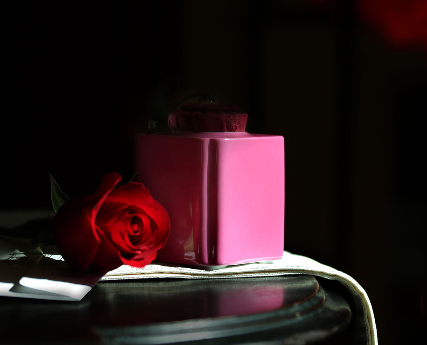 Square cloud-shaped rouge jar