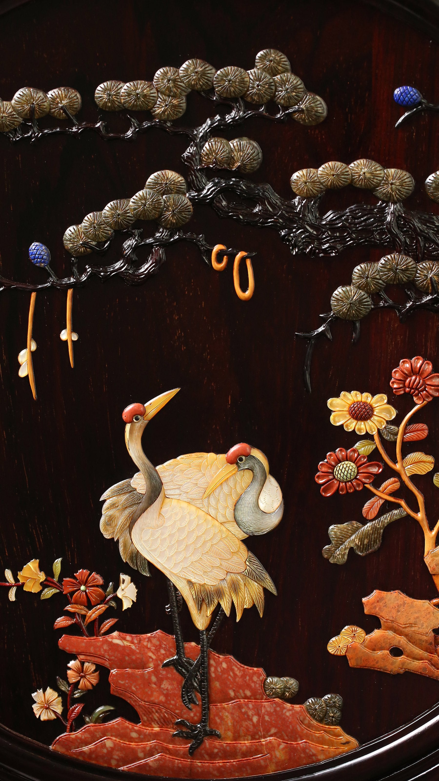 Large-leaf sandalwood inlaid round screen with pine and crane motifs for longevity