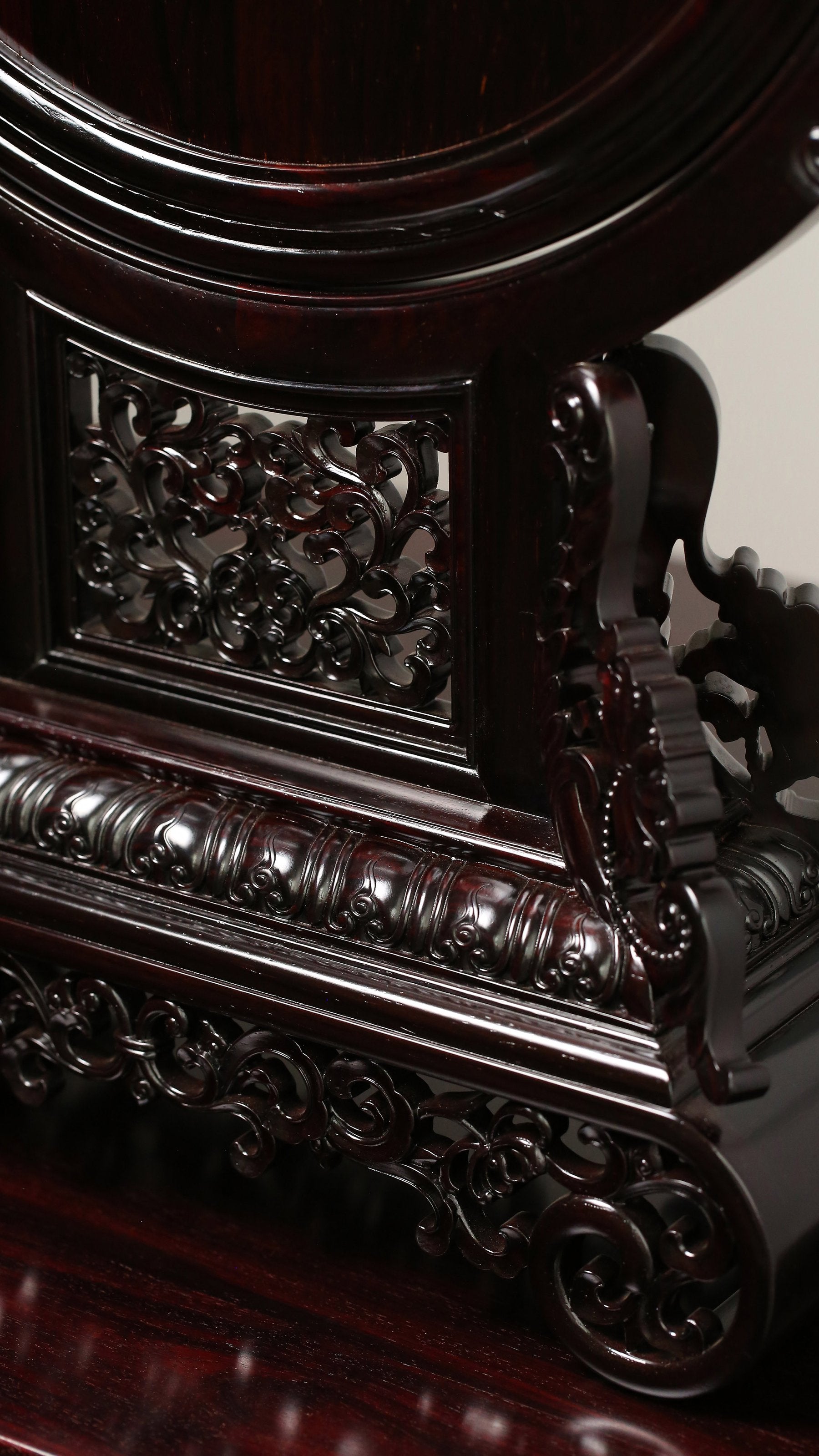 Large-leaf sandalwood inlaid round screen with pine and crane motifs for longevity