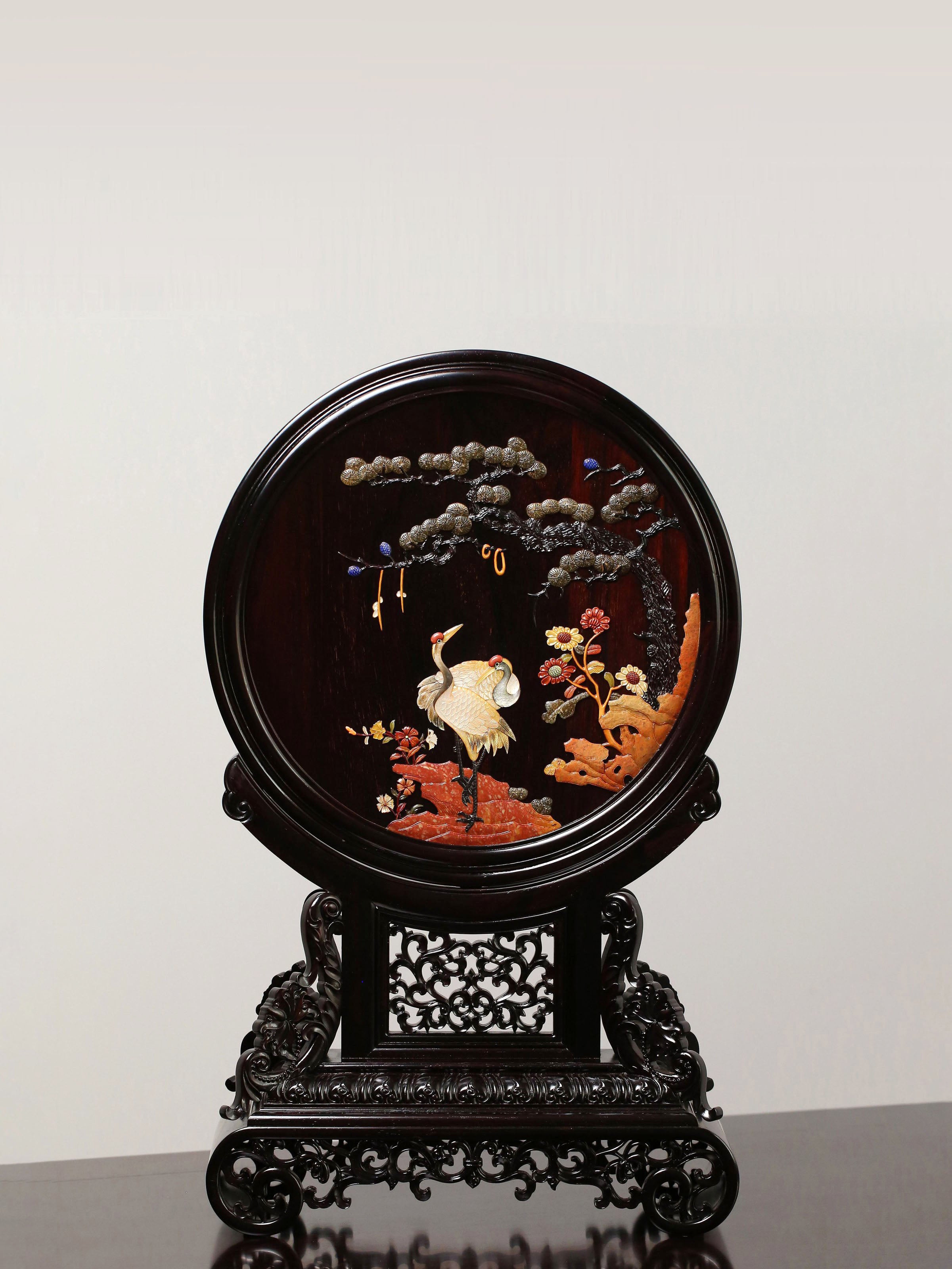 Large-leaf sandalwood inlaid round screen with pine and crane motifs for longevity