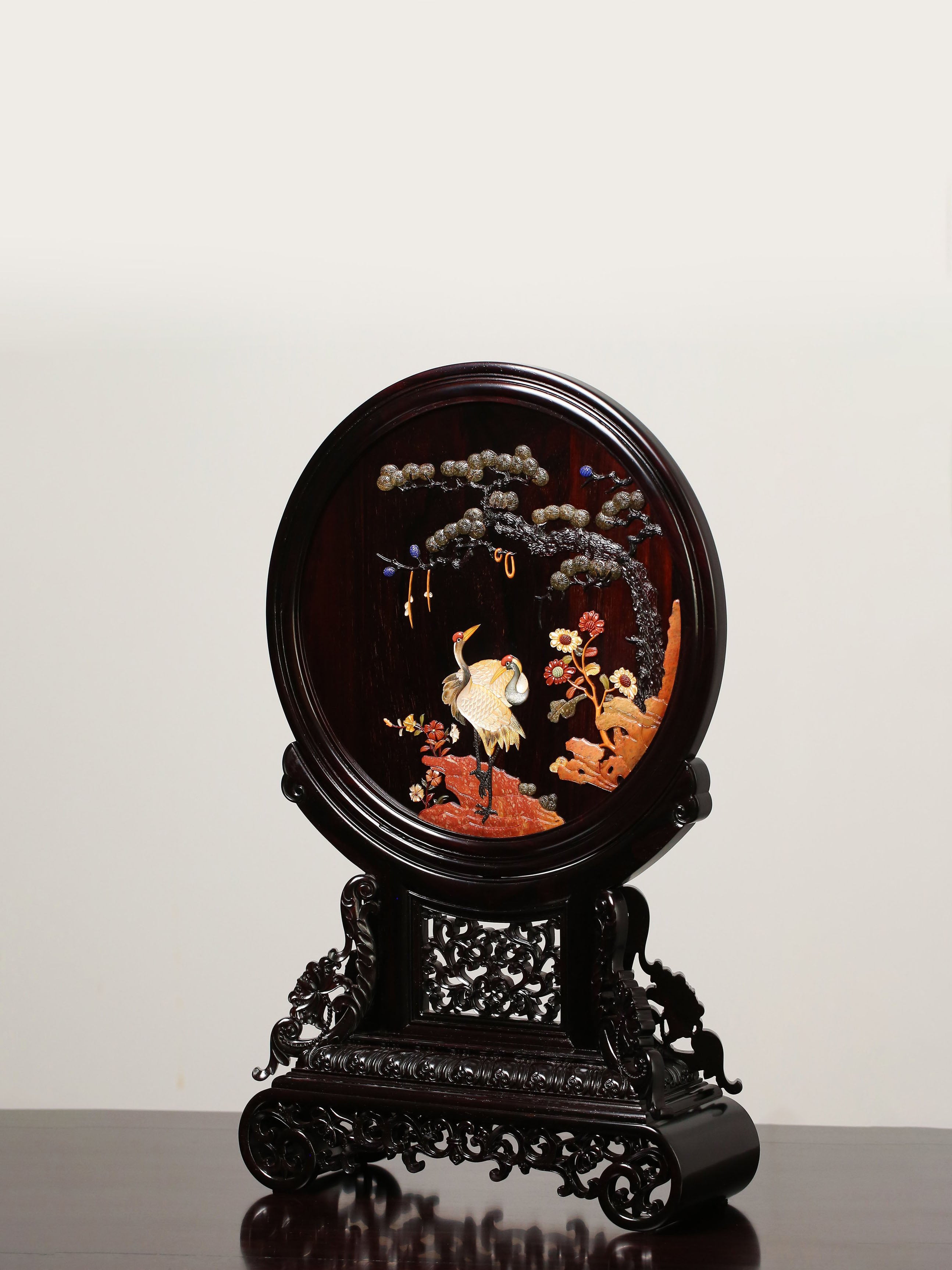 Large-leaf sandalwood inlaid round screen with pine and crane motifs for longevity