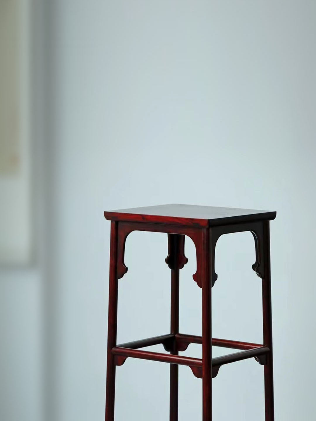 The painting "Emperor Huizong Listening to the Qin" features a tall incense stand.