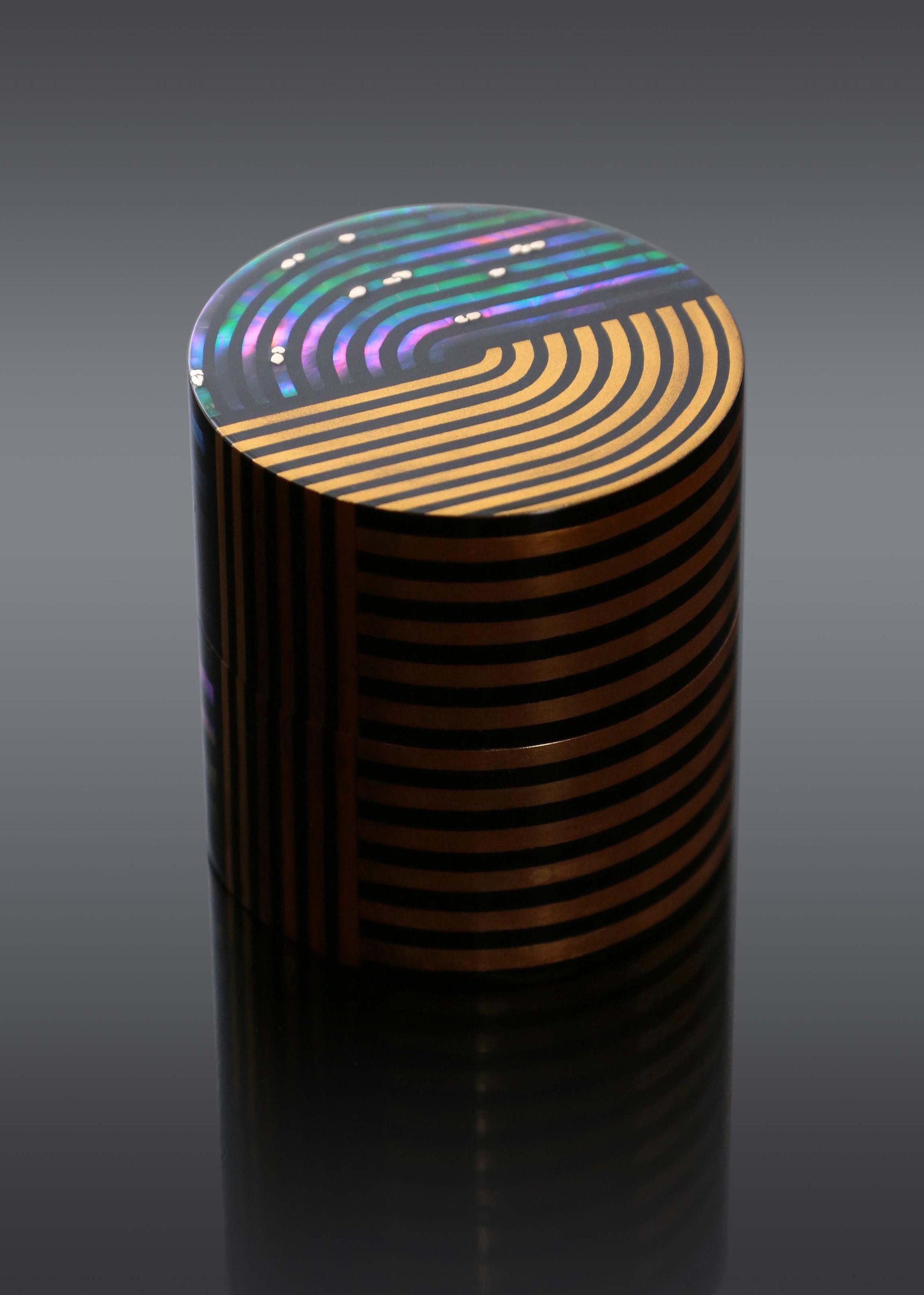 Shell-inlaid gilded tea canister