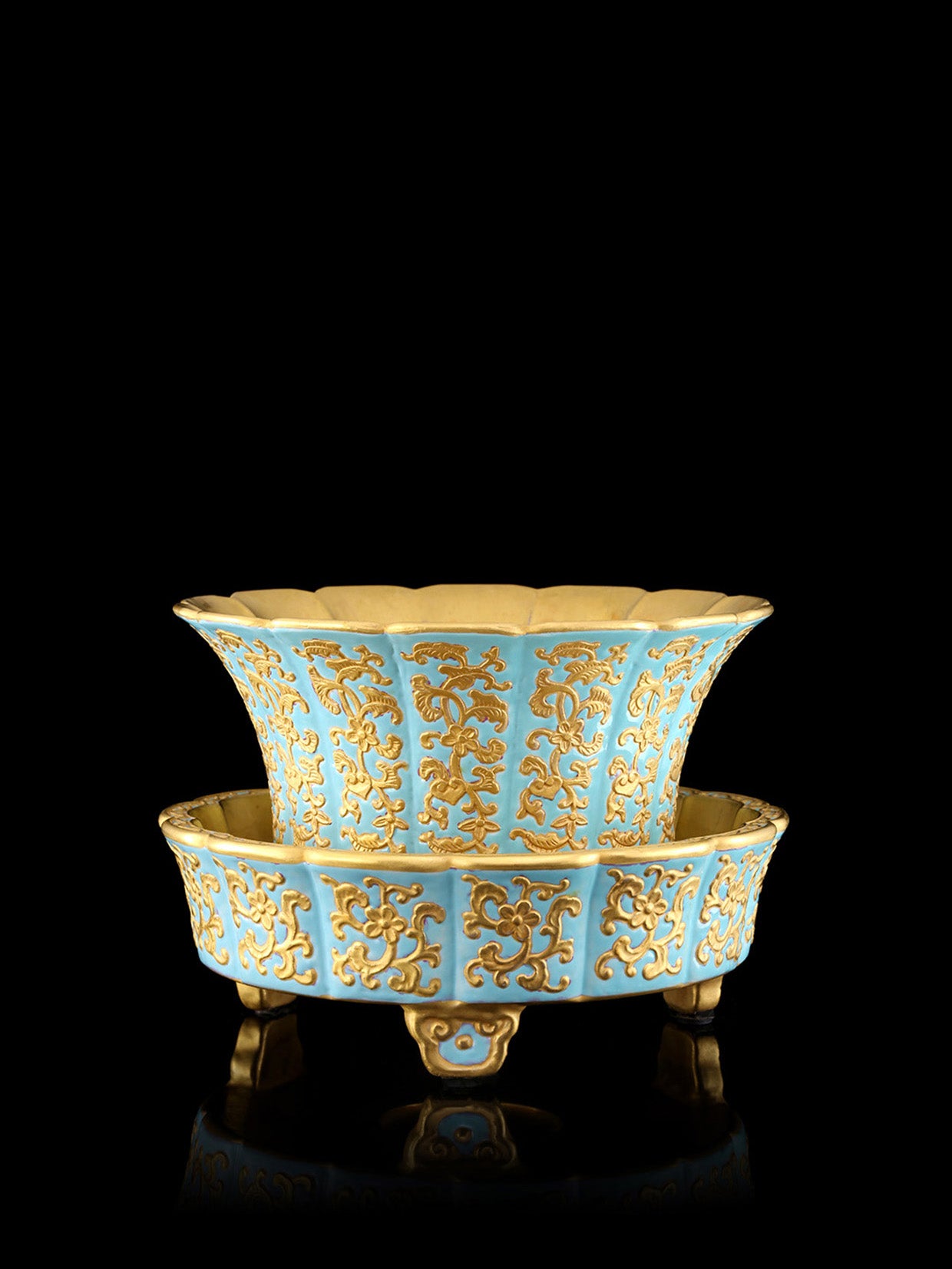 Qianlong Turquoise Ground Gold-Painted Clover Pattern Flower-Shaped Basin with Stand