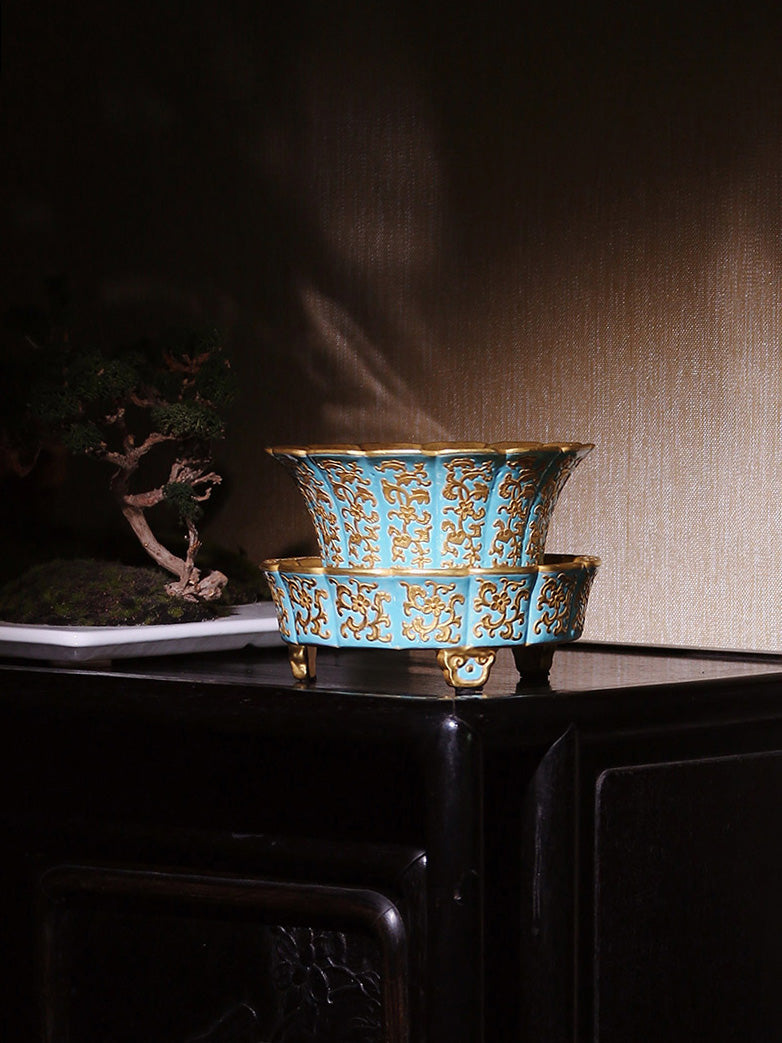 Qianlong Turquoise Ground Gold-Painted Clover Pattern Flower-Shaped Basin with Stand