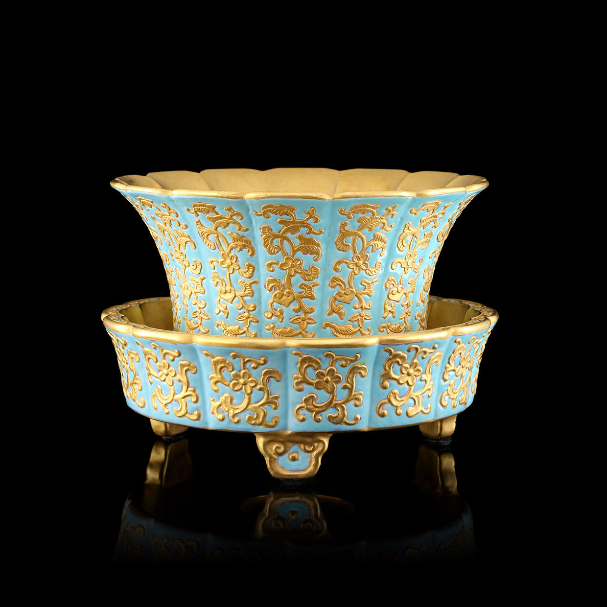 Qianlong Turquoise Ground Gold-Painted Clover Pattern Flower-Shaped Basin with Stand