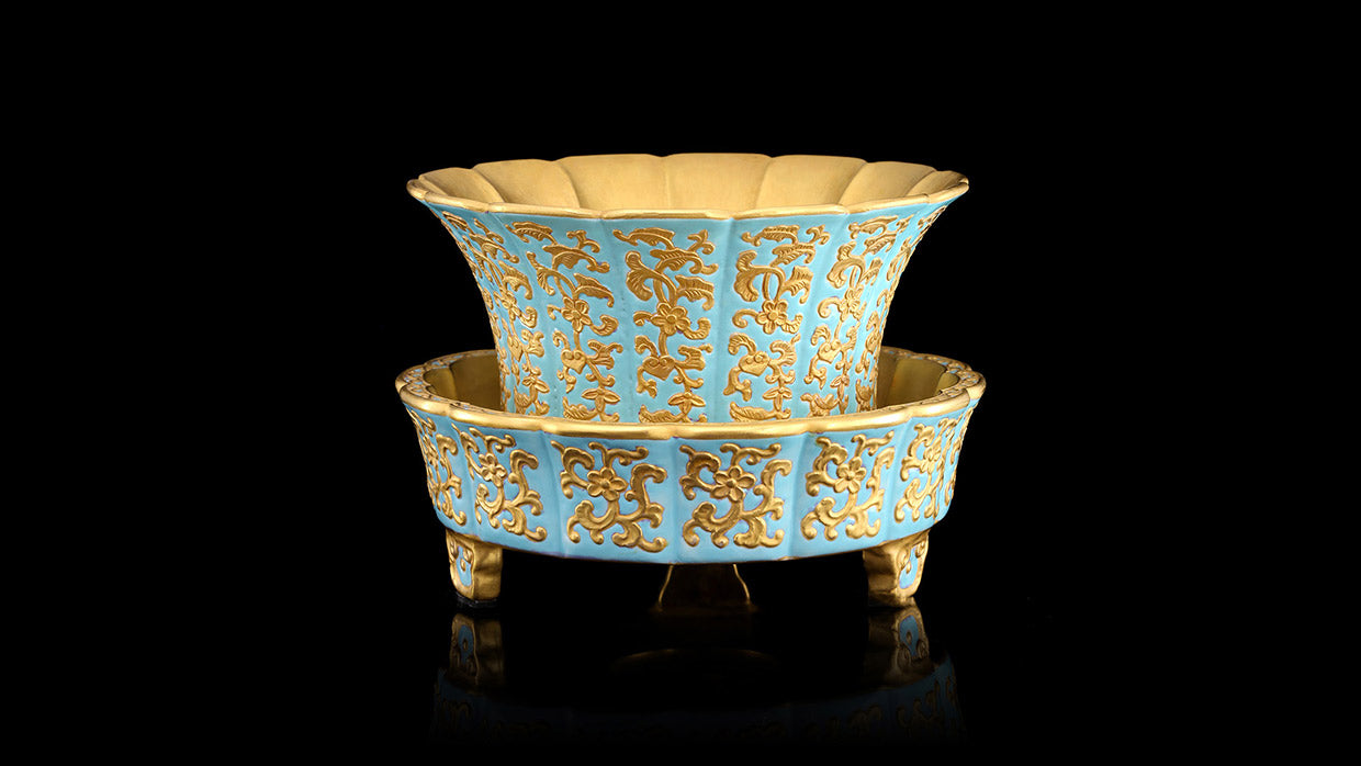 Qianlong Turquoise Ground Gold-Painted Clover Pattern Flower-Shaped Basin with Stand