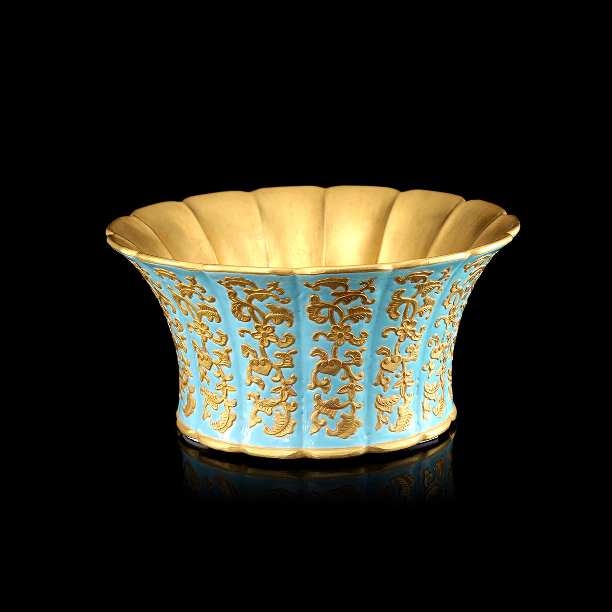 Qianlong Turquoise Ground Gold-Painted Clover Pattern Flower-Shaped Basin with Stand