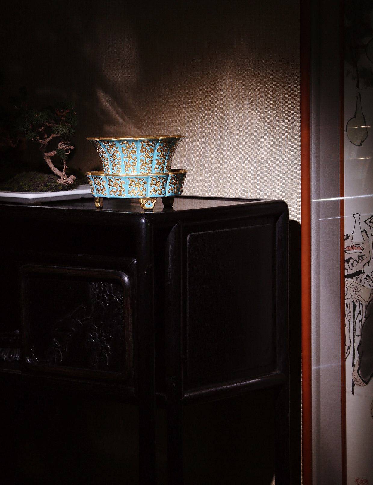 Qianlong Turquoise Ground Gold-Painted Clover Pattern Flower-Shaped Basin with Stand