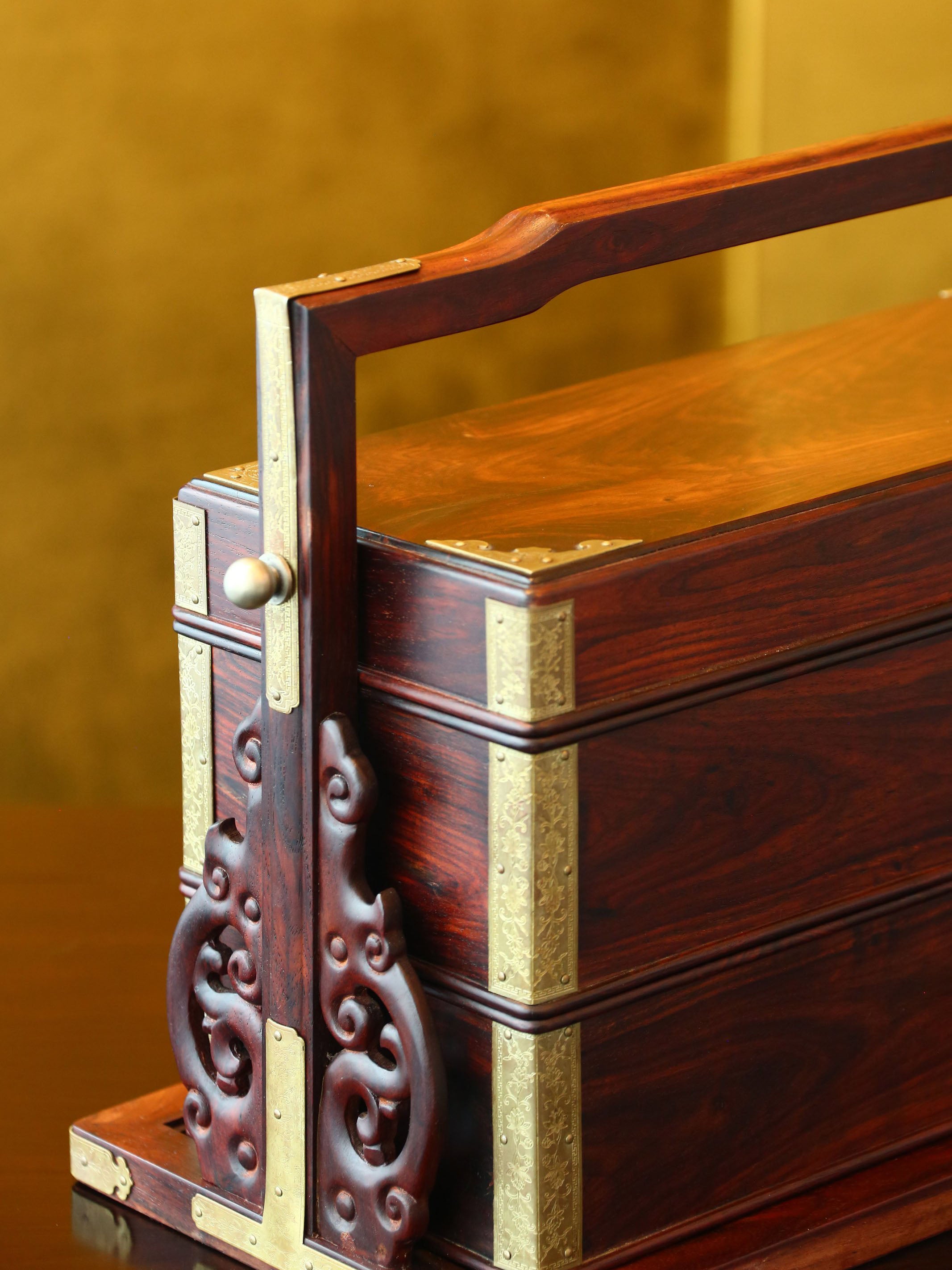 Double-layered carrying box with dragon-shaped pillar made of Dalbergia cochinchinensis