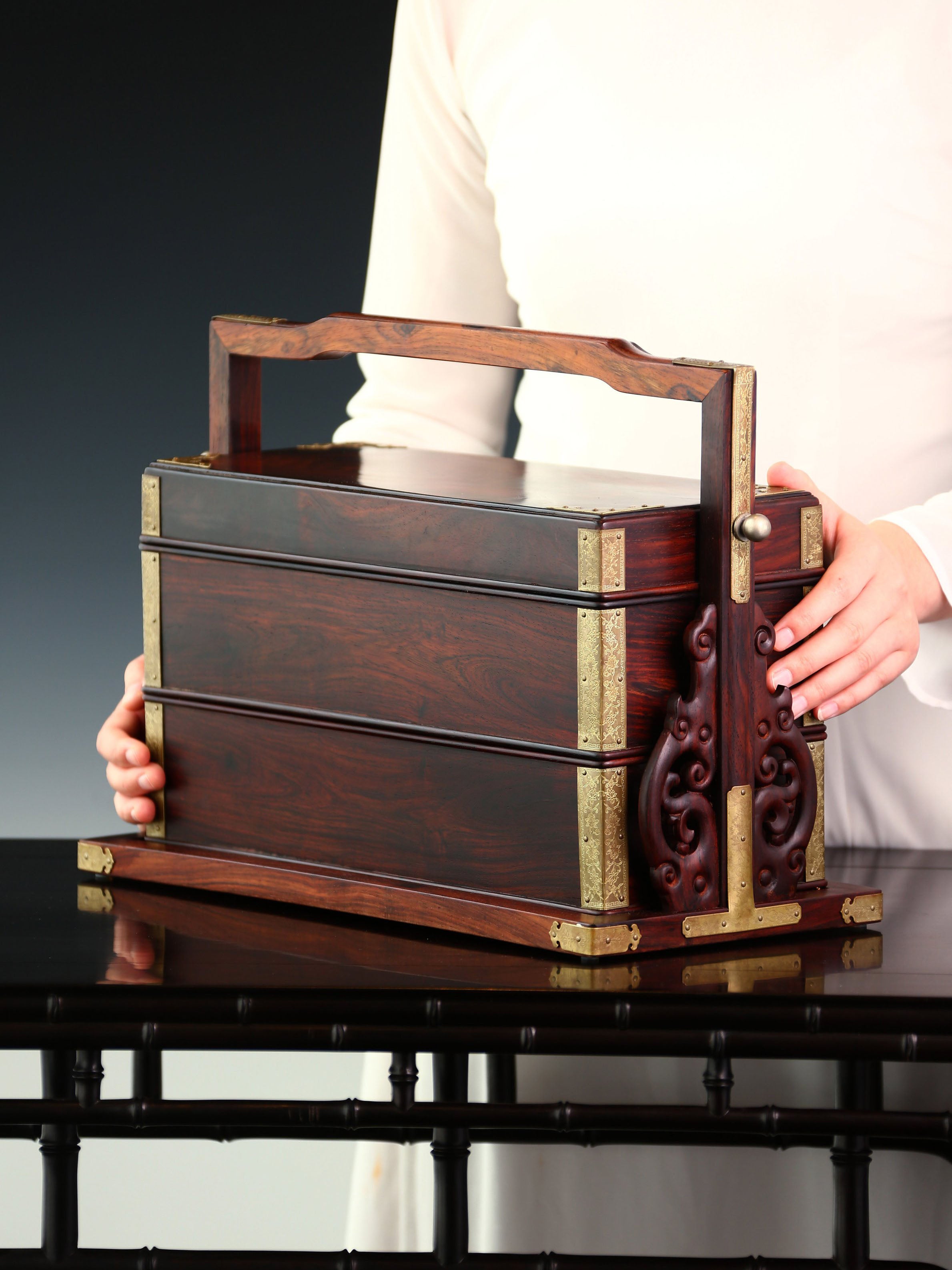 Double-layered carrying box with dragon-shaped pillar made of Dalbergia cochinchinensis