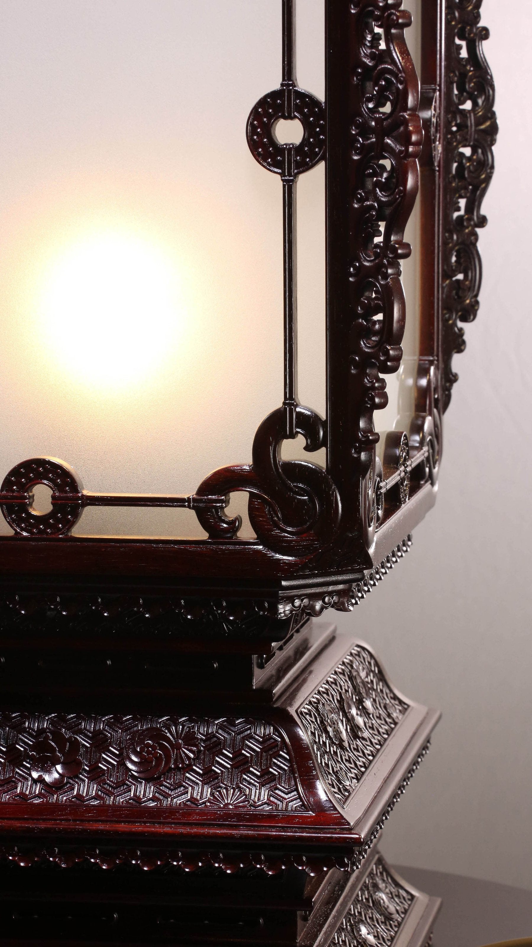 Small-leaf sandalwood table lamp