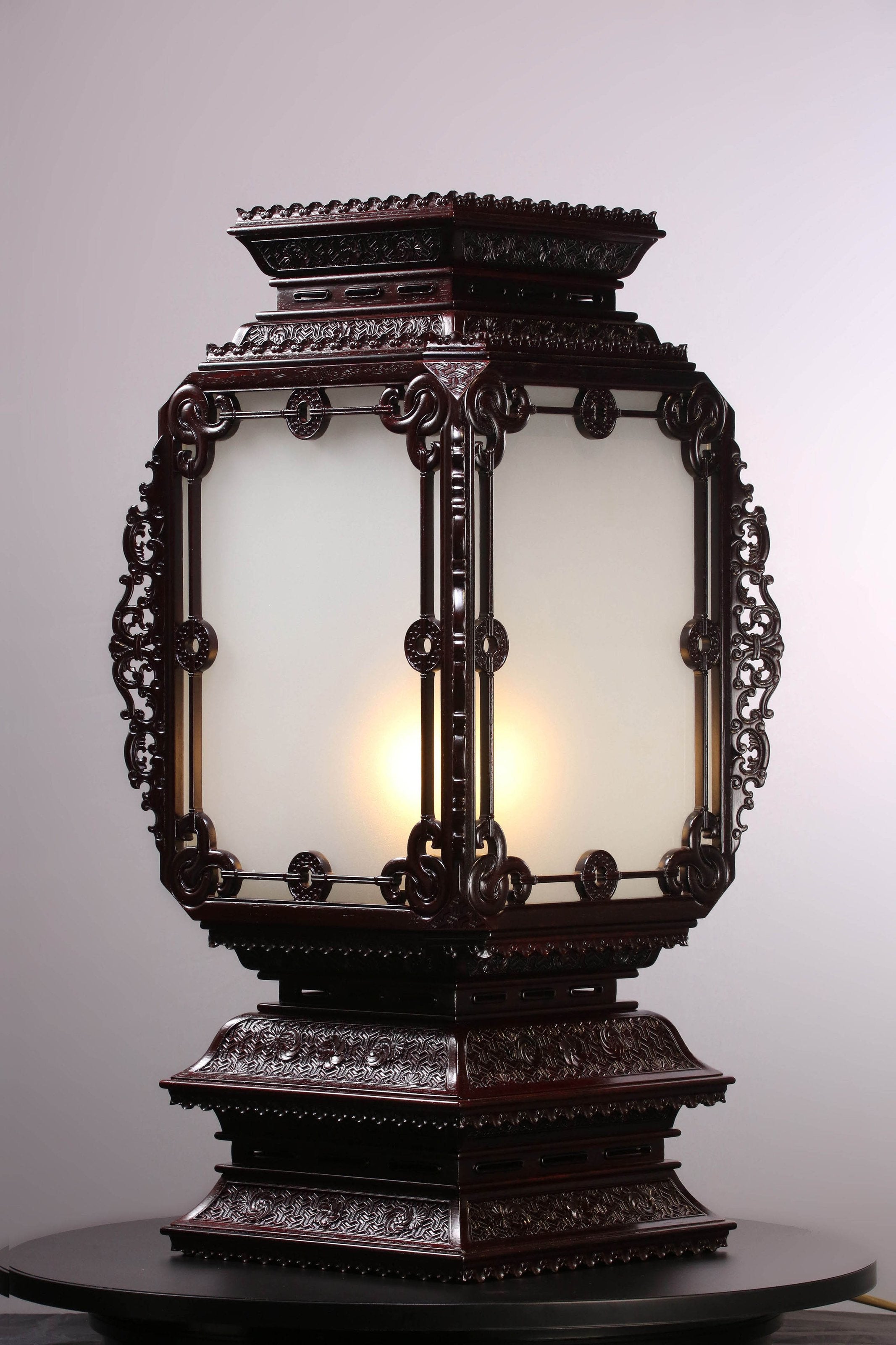 Small-leaf sandalwood table lamp