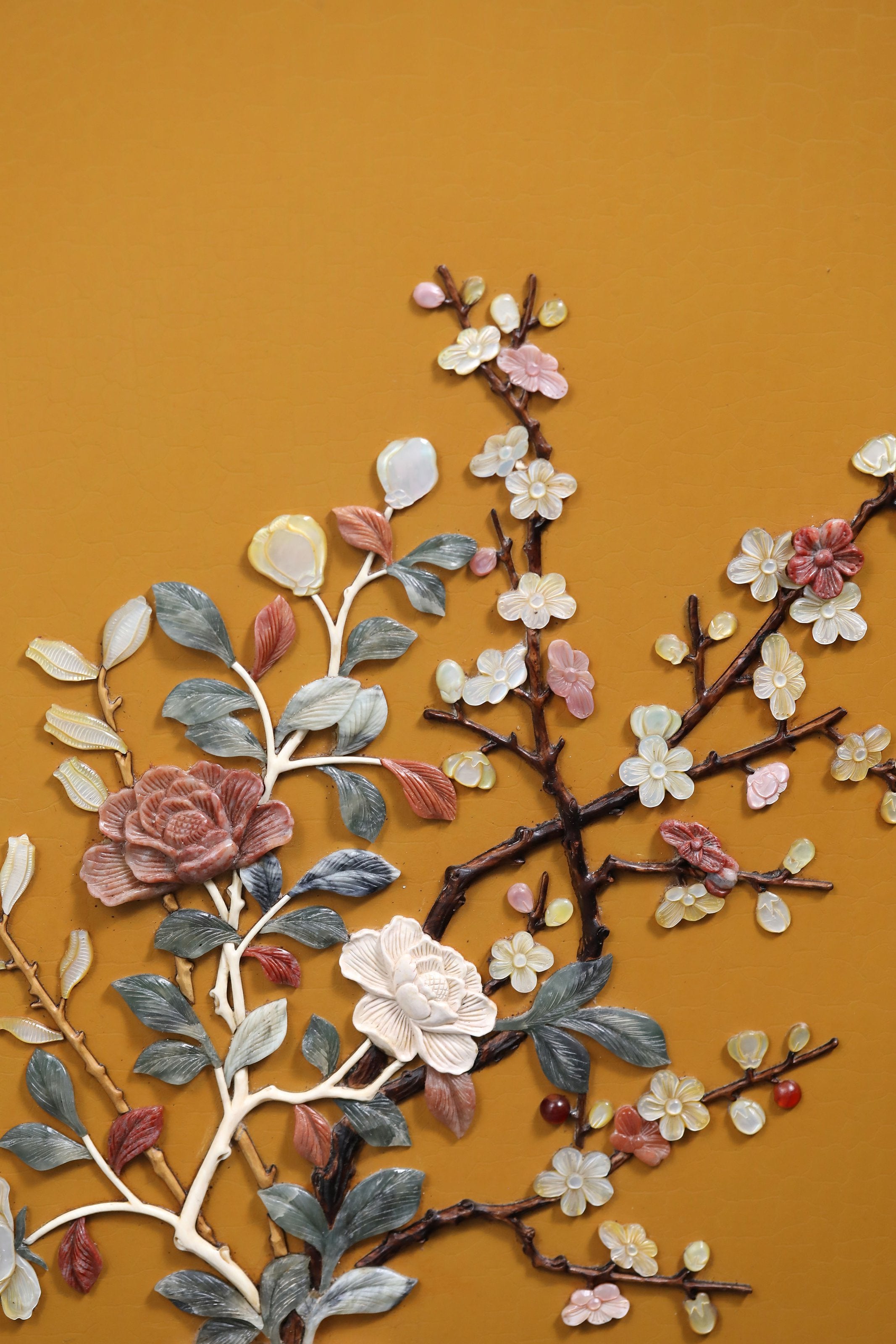 A hanging screen inlaid with precious stones, symbolizing peace and prosperity.