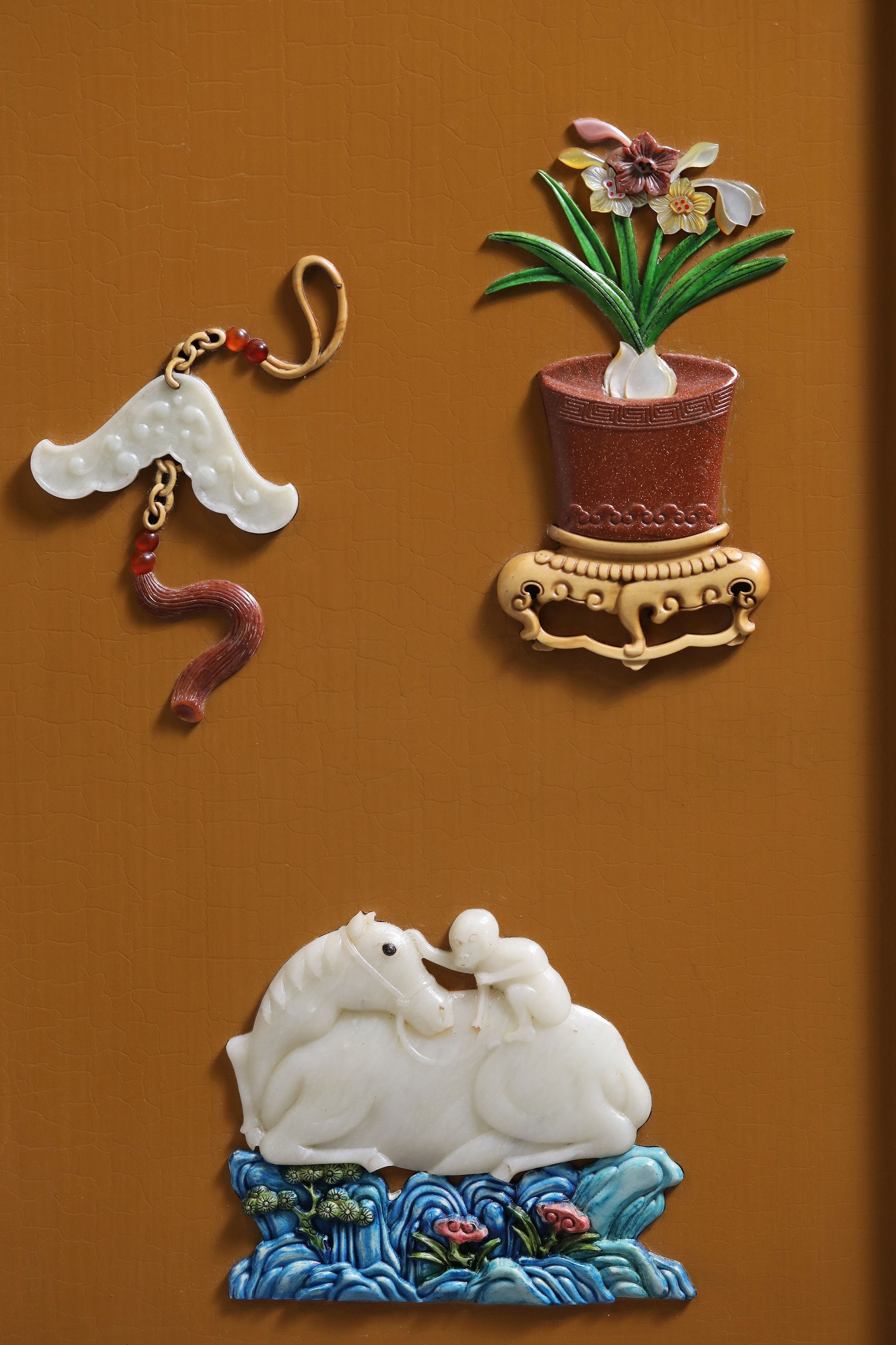 A hanging screen inlaid with precious stones, symbolizing peace and prosperity.