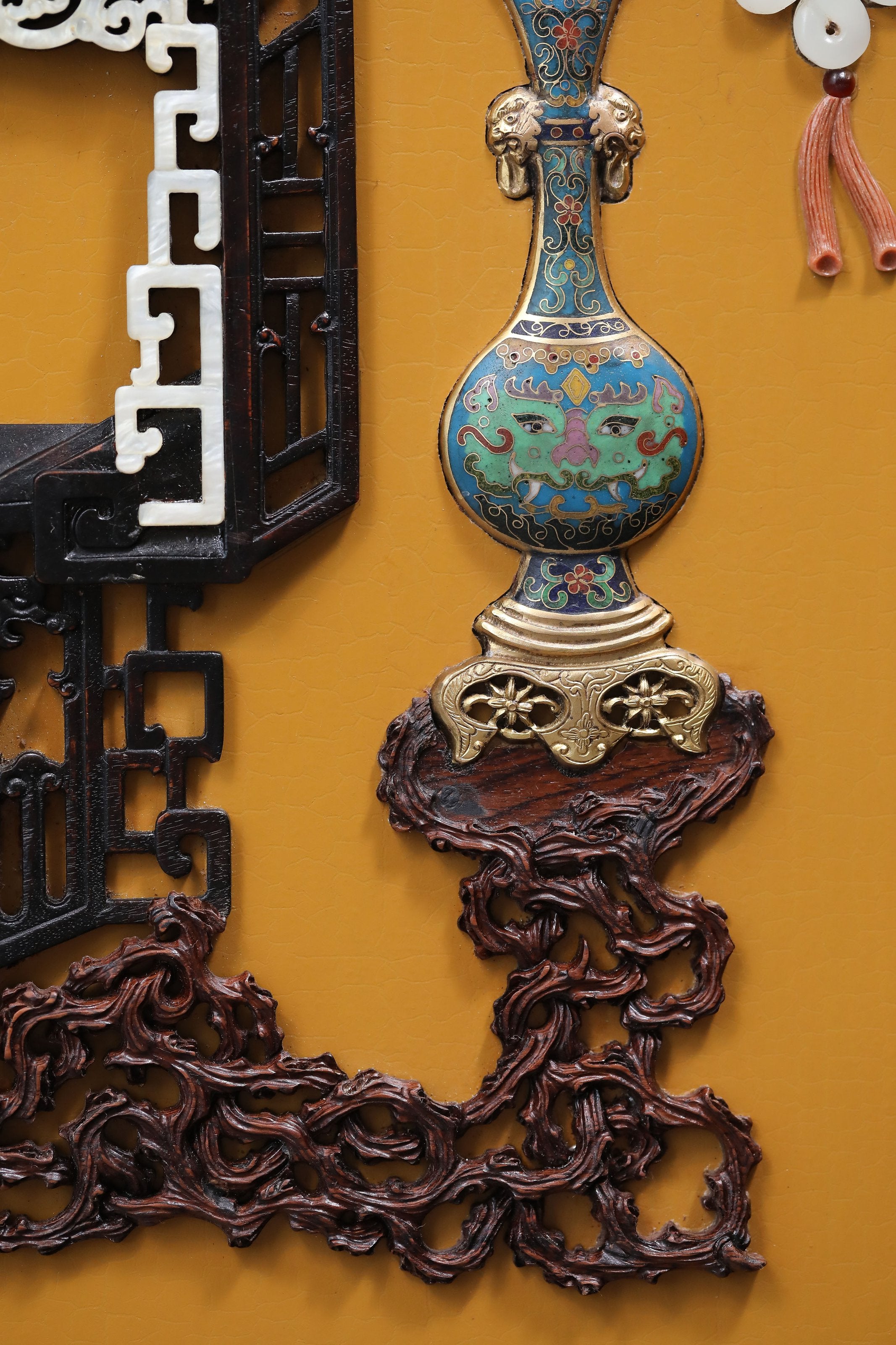 A hanging screen inlaid with precious stones, symbolizing peace and prosperity.